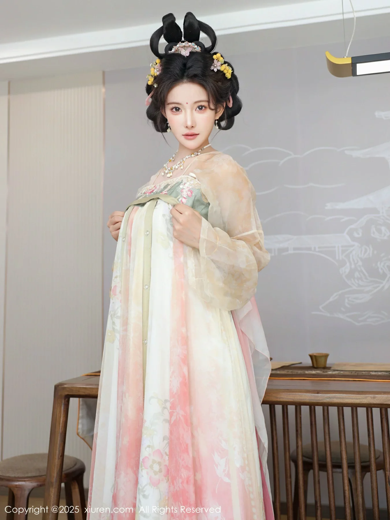 梨霜儿古典主题性感浅色古装服饰秀丰腴身材迷人美腿写真 第 99 张