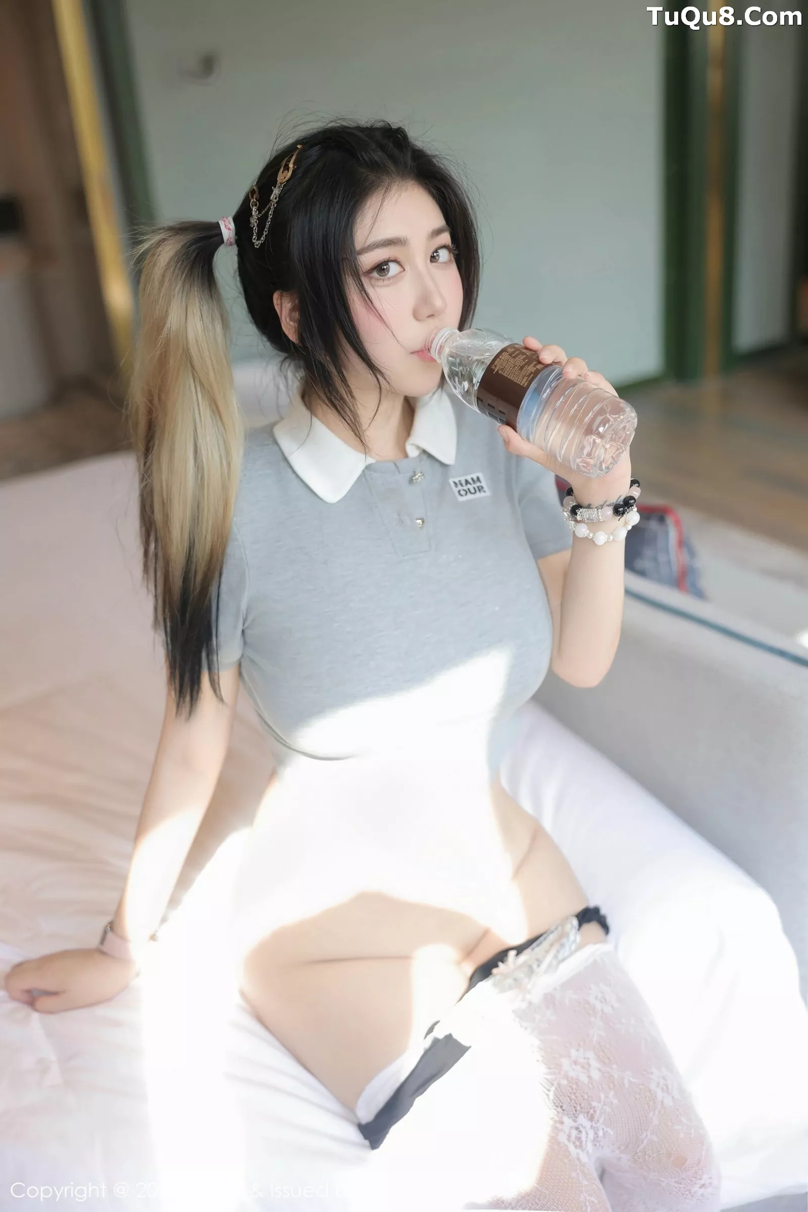 诺诺Hsu性感灰色服饰配白色蕾丝袜秀丰腴身材撩人绝美写真 第 111 张