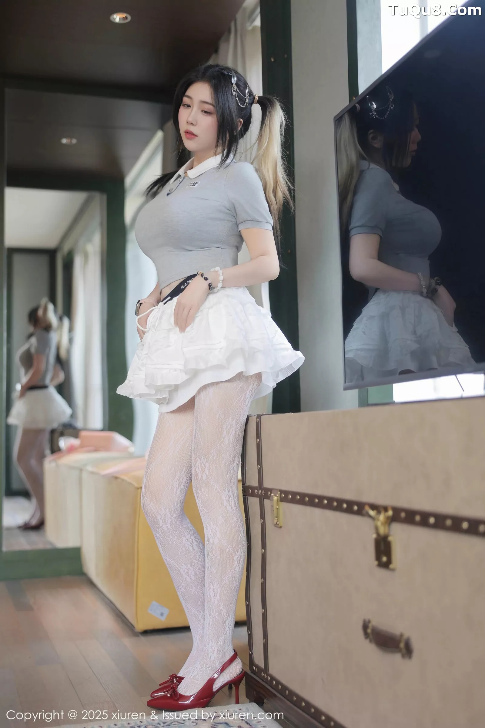 诺诺Hsu性感灰色服饰配白色蕾丝袜秀丰腴身材撩人绝美写真 第 5 张