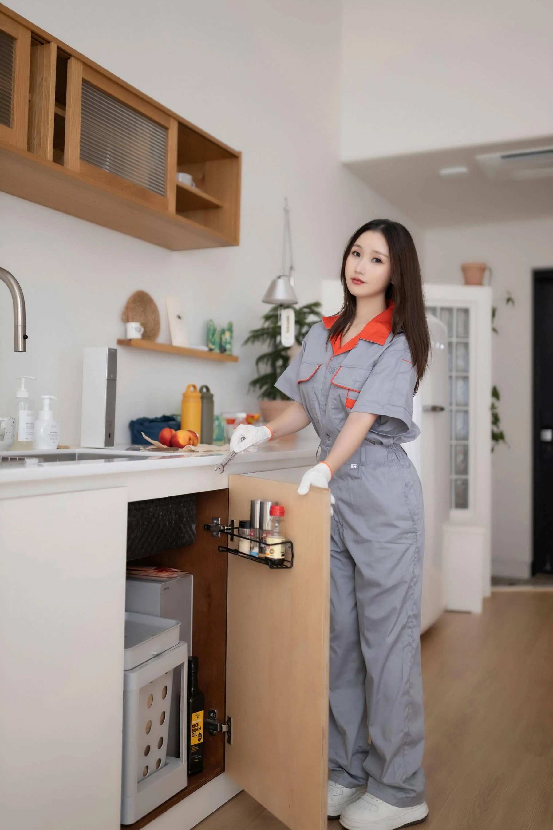 [秀人付费] 杏子 诱人私拍福利 物业小姐 第 1 张