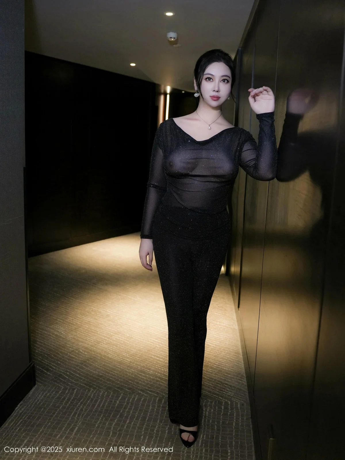风景尤美性感黑色轻透服饰套装半脱秀丰腴身材撩人绝美写真 第 7 张