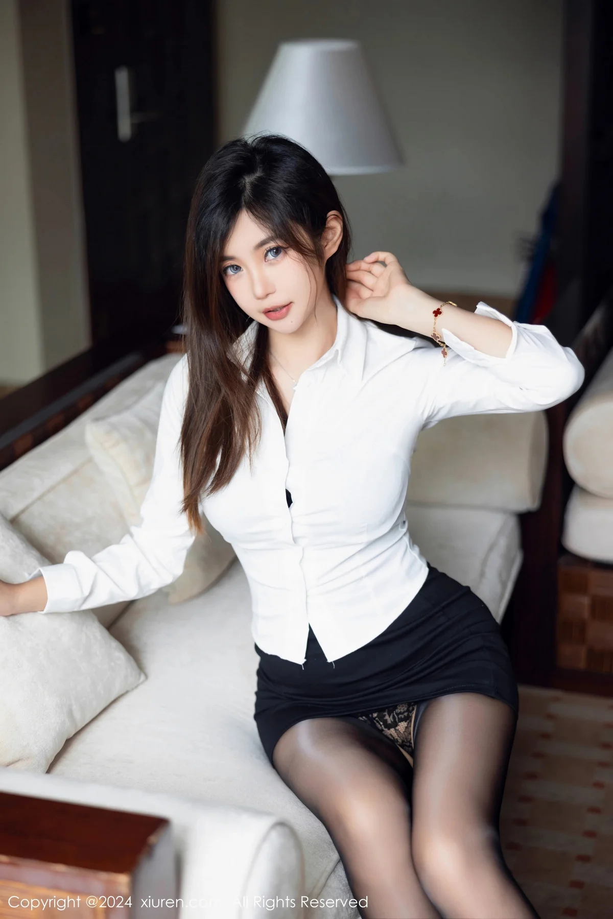 绮里嘉ula性感白T配黑短裙露蕾丝内衣秀曼妙身姿绝美写真 第 5 张