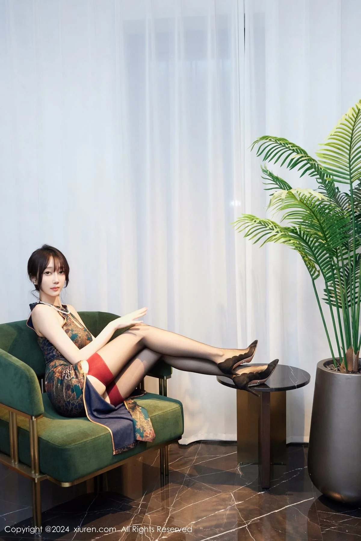 玥儿玥er性感高开花朵旗袍配黑丝吊袜秀曼妙身姿绝美写真 第 95 张