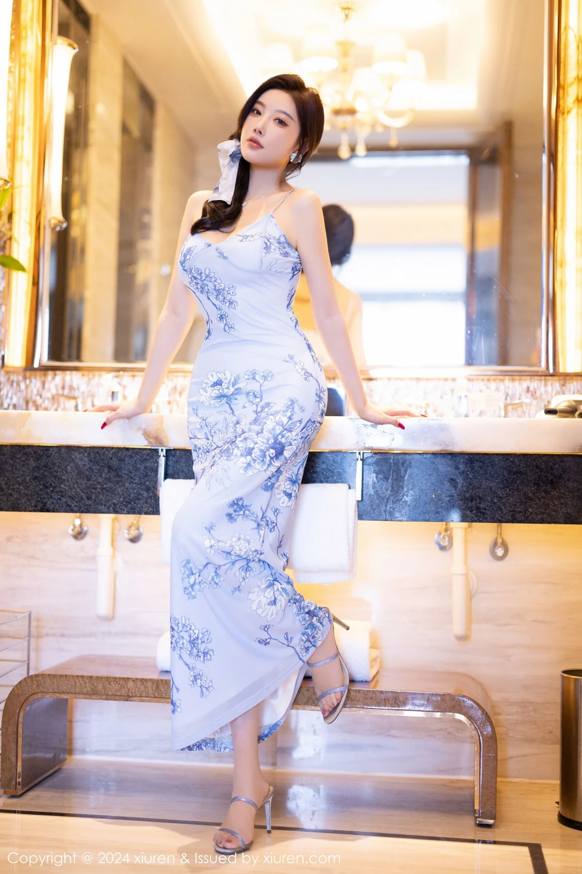 杨晨晨Yome性感浅色吊带睡裙配白丝袜秀丰腴身材绝美写真 第 57 张