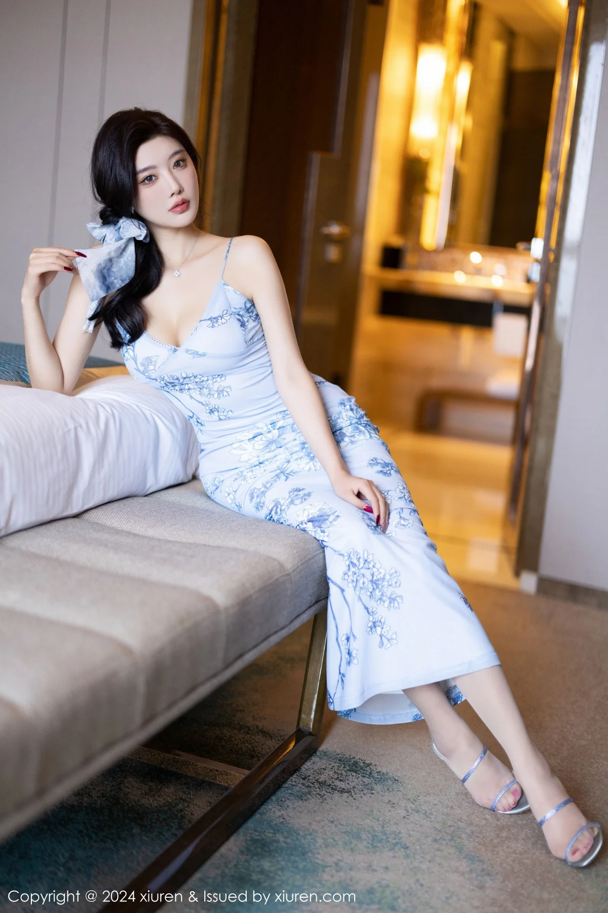 杨晨晨Yome性感浅色吊带睡裙配白丝袜秀丰腴身材绝美写真 第 60 张