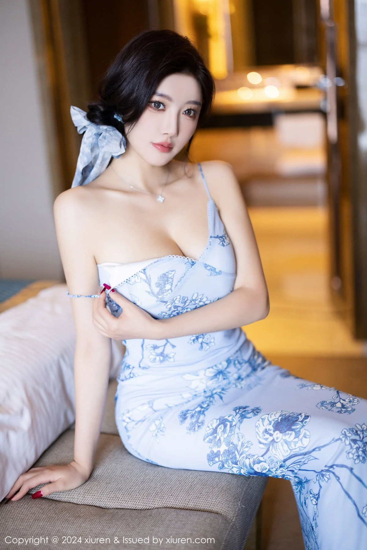 杨晨晨Yome性感浅色吊带睡裙配白丝袜秀丰腴身材绝美写真 第 61 张