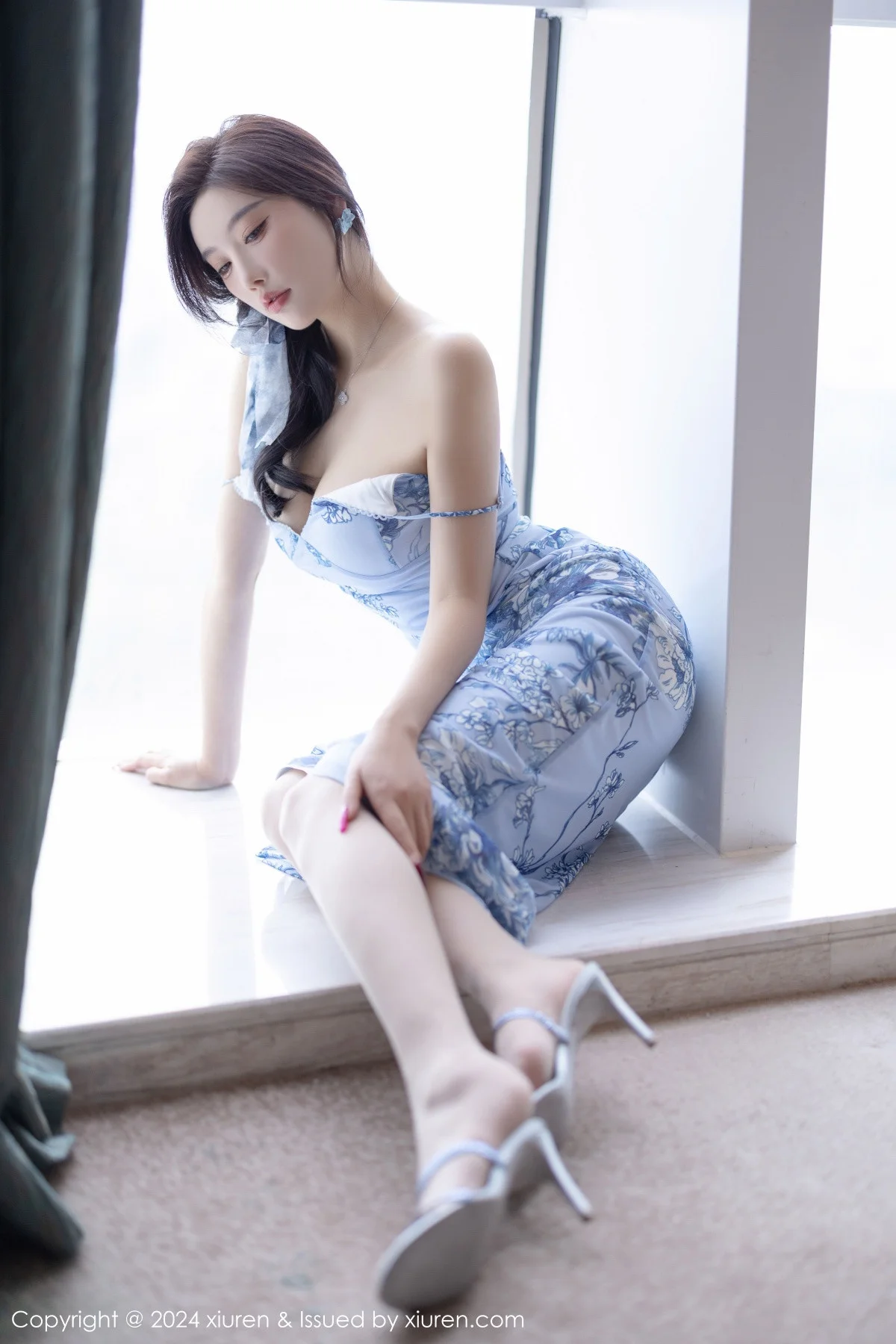 杨晨晨Yome性感浅色吊带睡裙配白丝袜秀丰腴身材绝美写真 第 68 张