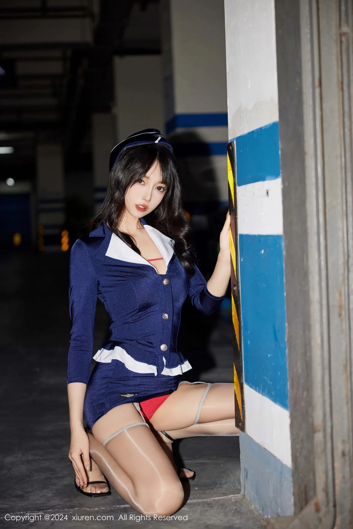 玥儿玥er性感蓝色制服露红色蕾丝内衣配灰丝袜秀美腿绝美写真 第 34 张