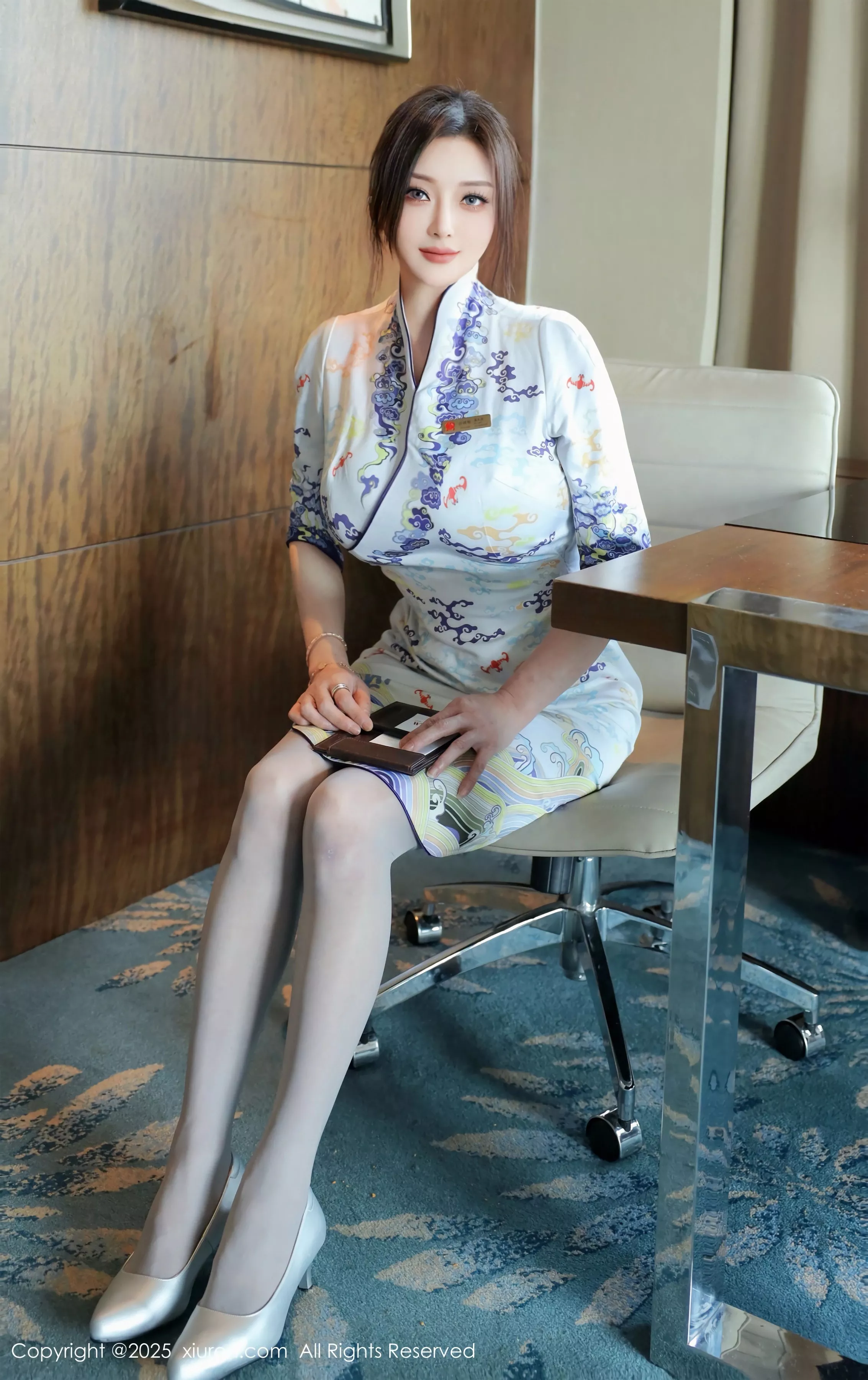 苏一诺性感青色旗袍露蓝色内衣配灰丝袜秀美腿绝美写真 第 17 张