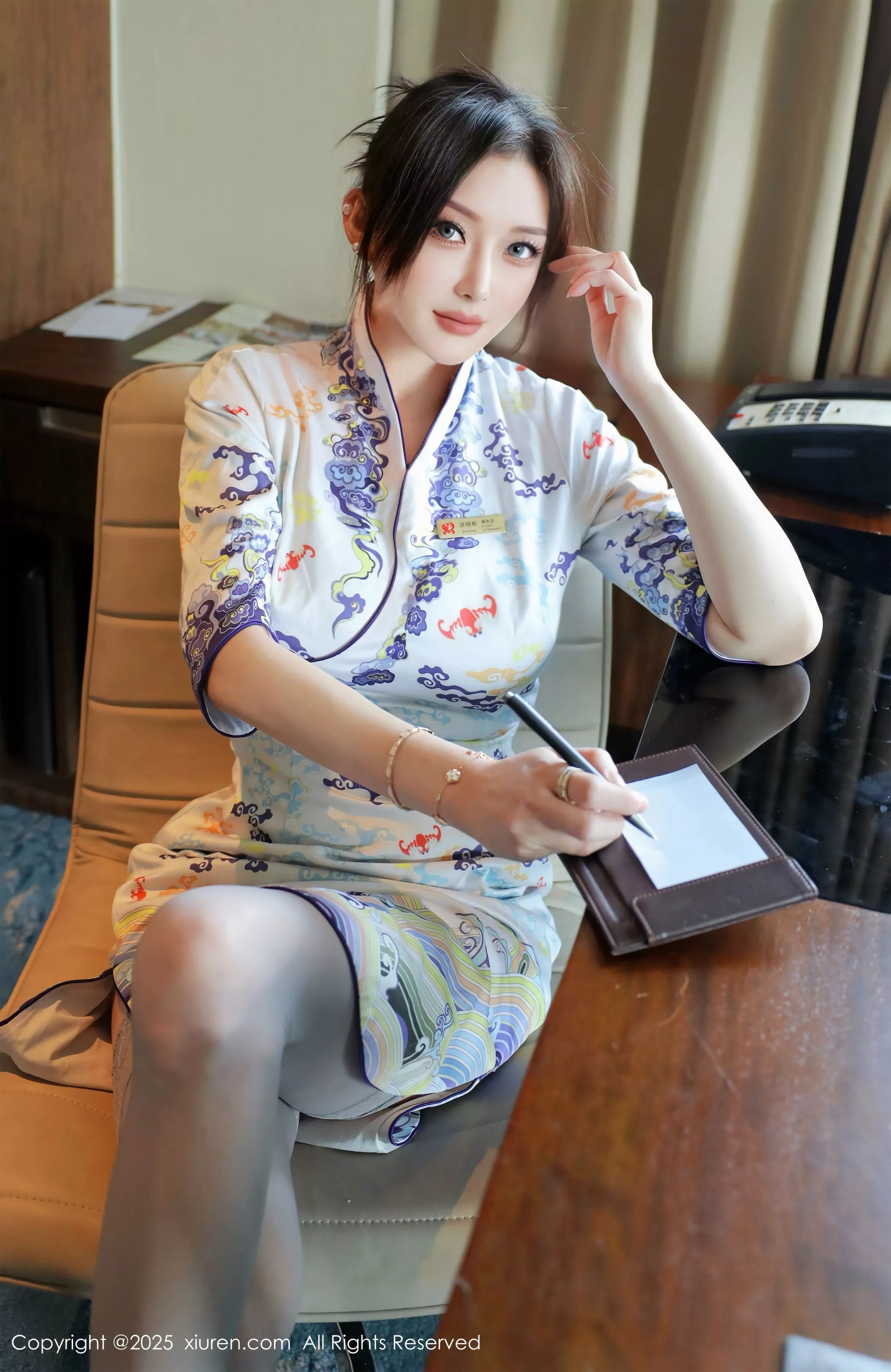 苏一诺性感青色旗袍露蓝色内衣配灰丝袜秀美腿绝美写真 第 25 张