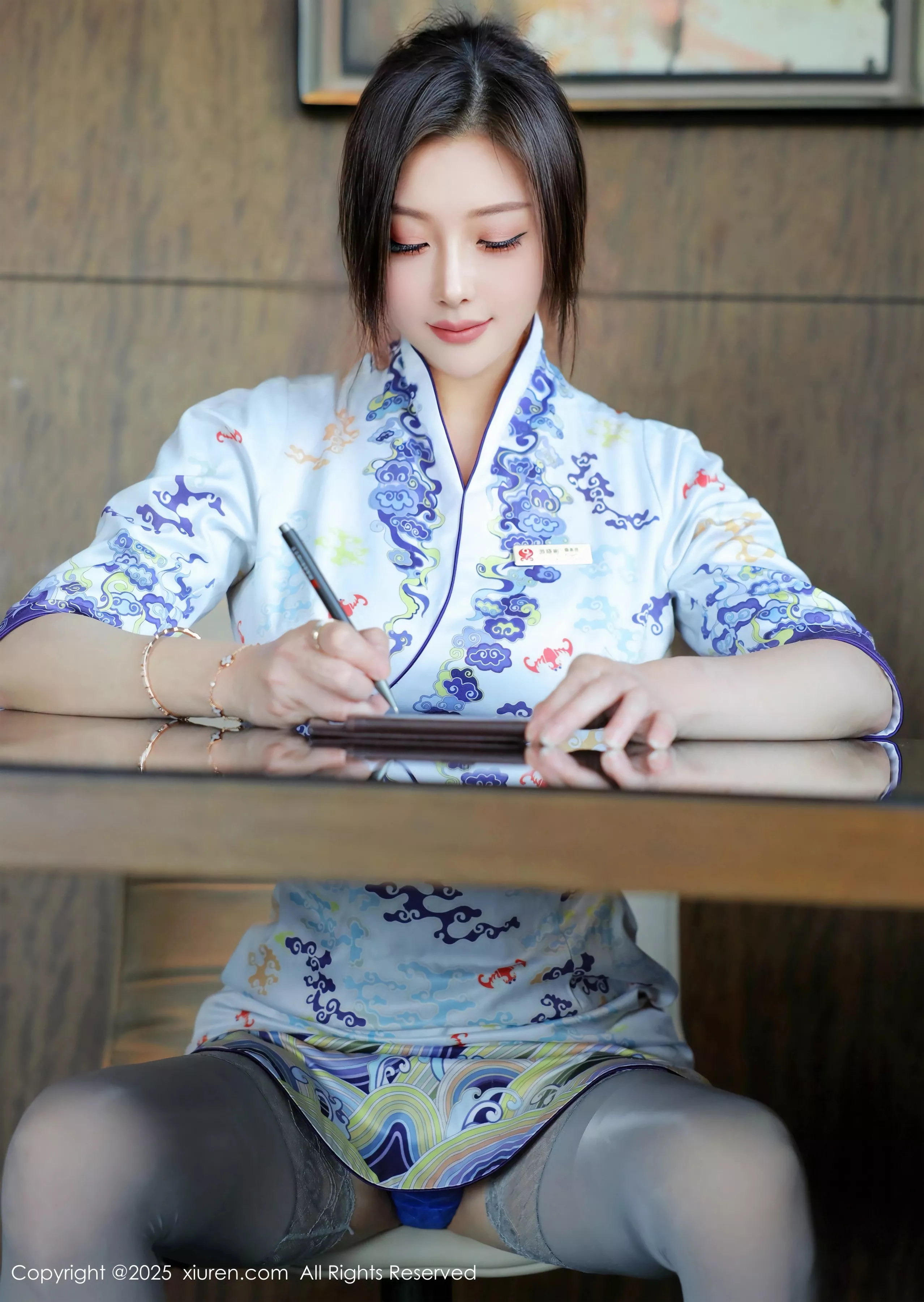 苏一诺性感青色旗袍露蓝色内衣配灰丝袜秀美腿绝美写真 第 35 张