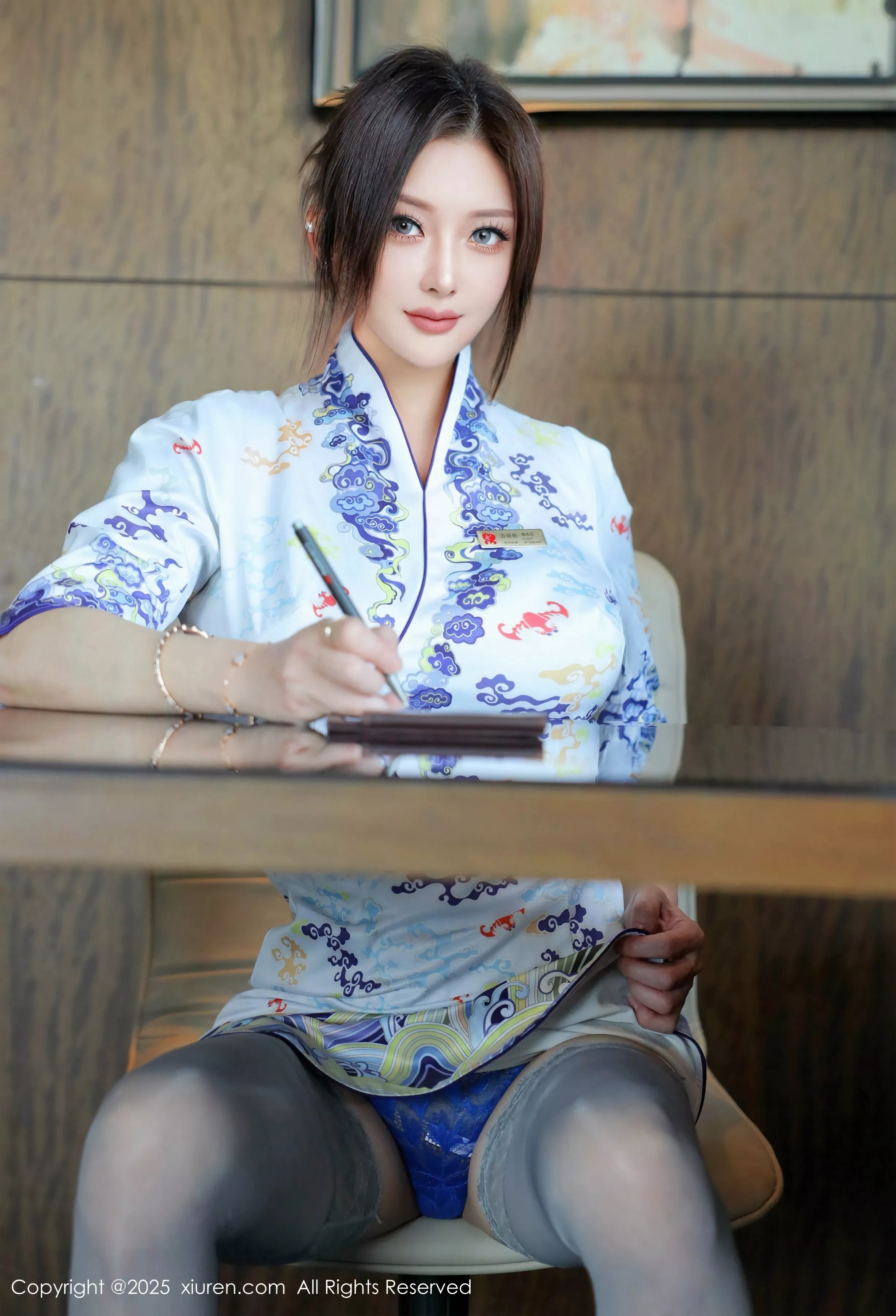 苏一诺性感青色旗袍露蓝色内衣配灰丝袜秀美腿绝美写真 第 37 张