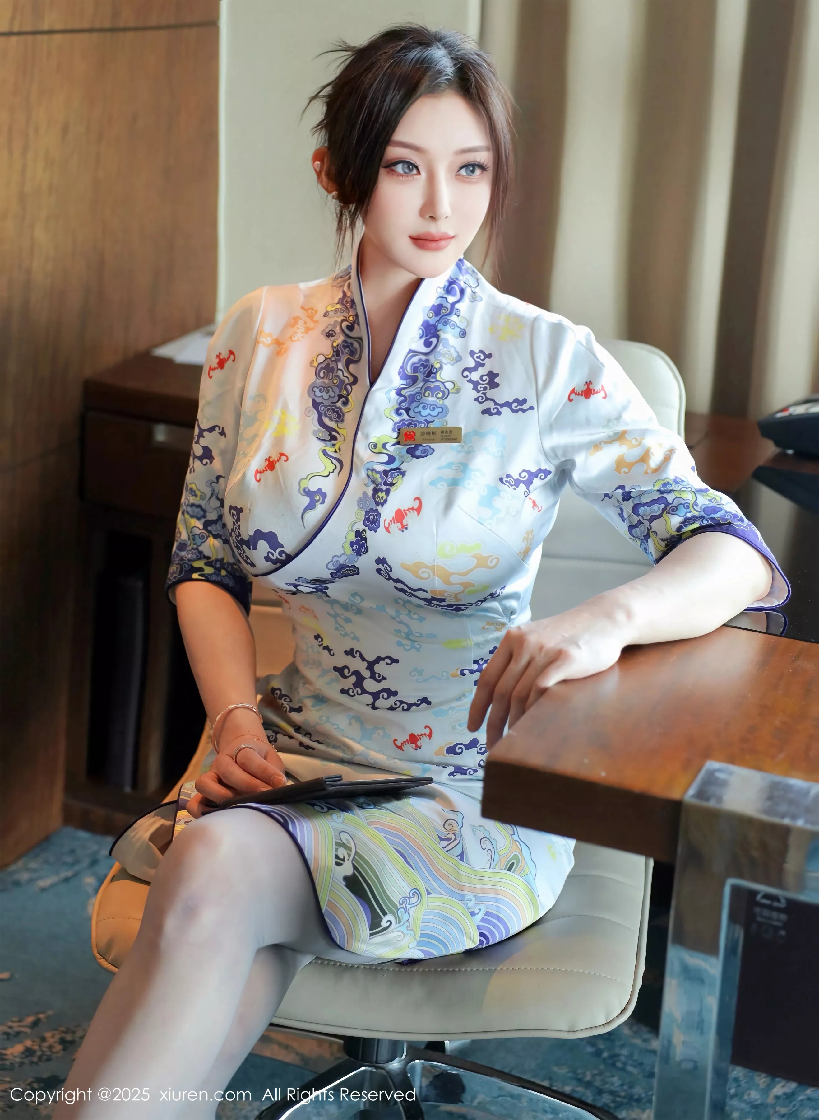 苏一诺性感青色旗袍露蓝色内衣配灰丝袜秀美腿绝美写真 第 4 张
