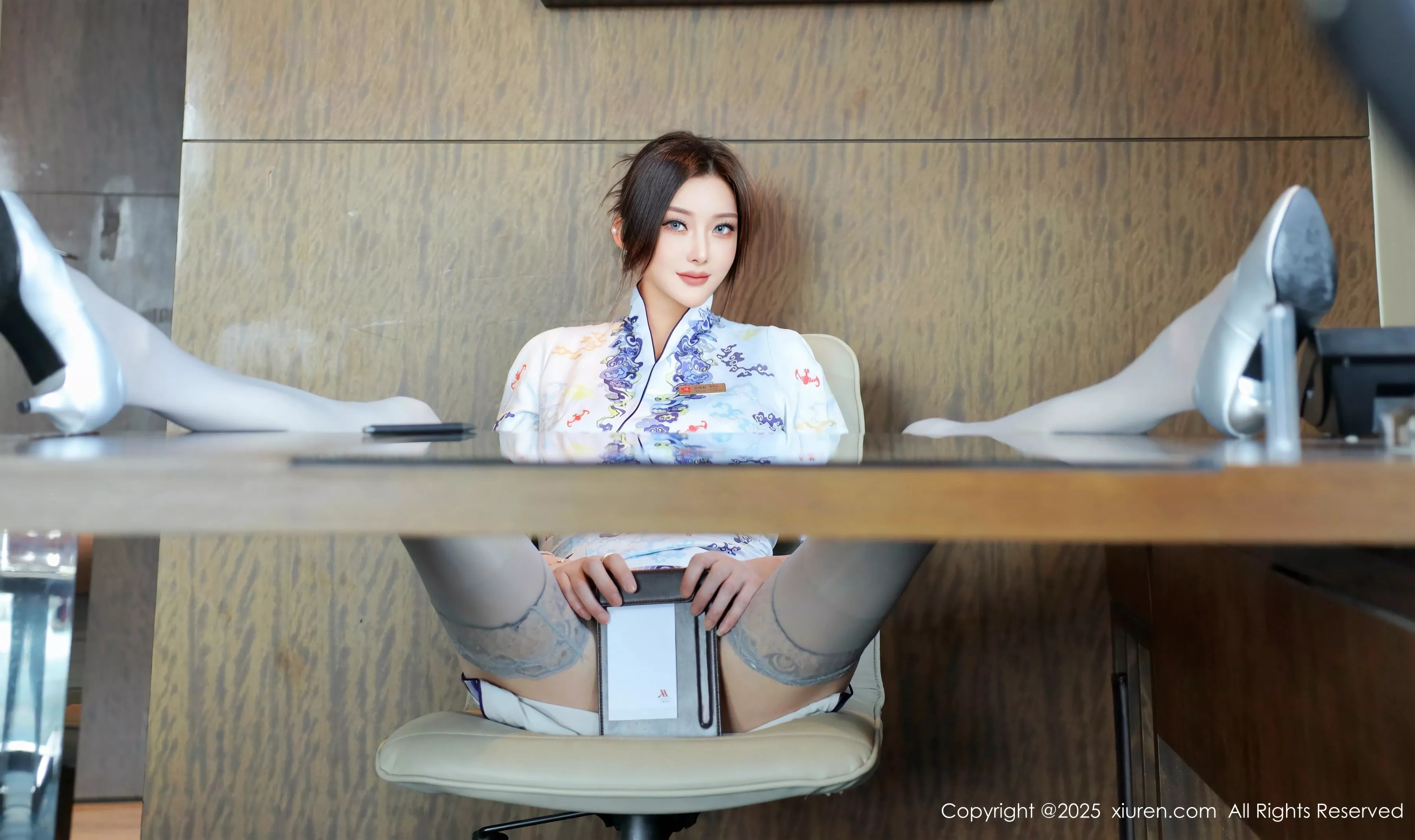 苏一诺性感青色旗袍露蓝色内衣配灰丝袜秀美腿绝美写真 第 48 张