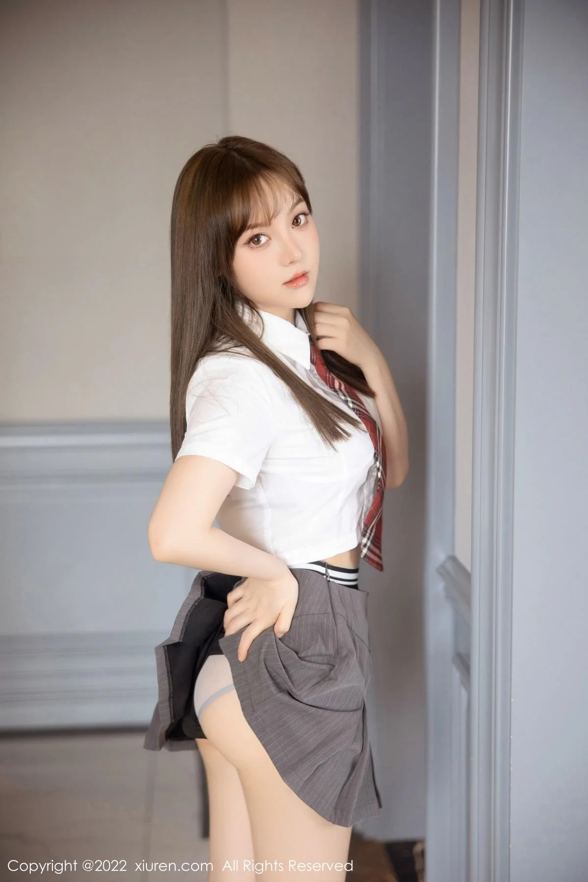 豆瓣酱性感白T配灰短裙半脱露性感内衣秀丰满身材绝美写真 第 1 张