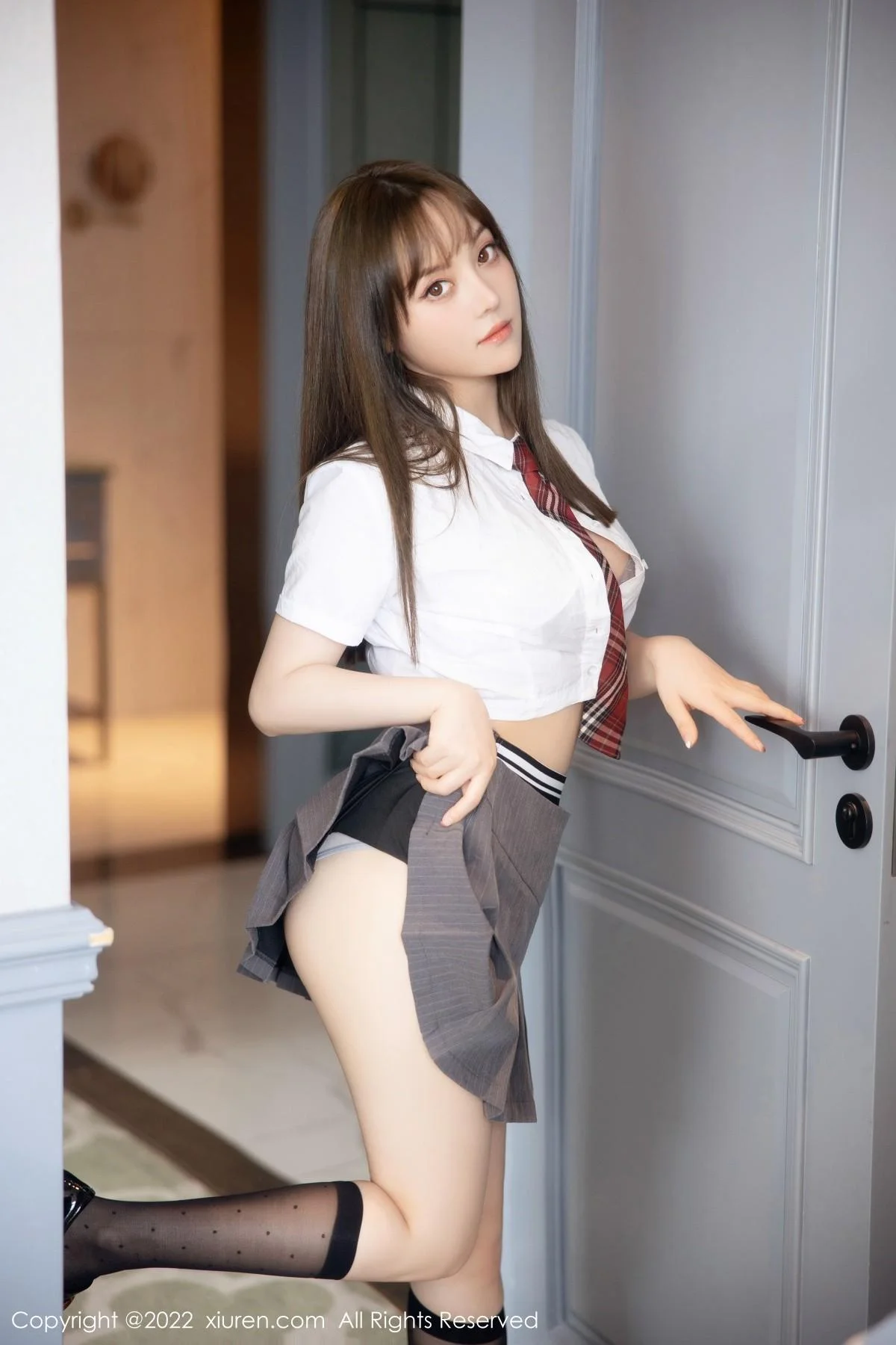 豆瓣酱性感白T配灰短裙半脱露性感内衣秀丰满身材绝美写真 第 10 张