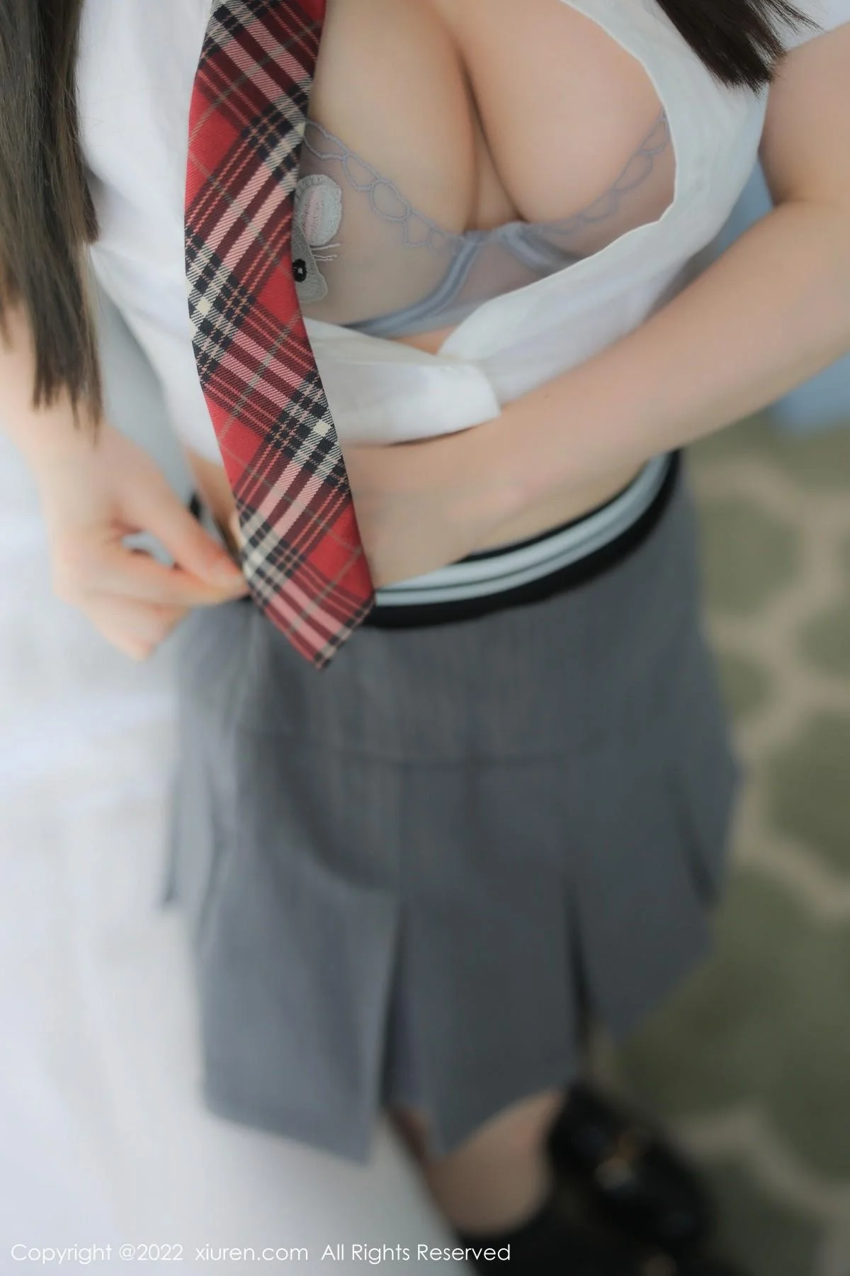 豆瓣酱性感白T配灰短裙半脱露性感内衣秀丰满身材绝美写真 第 17 张