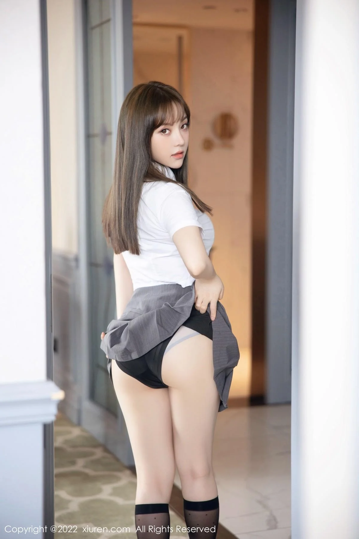 豆瓣酱性感白T配灰短裙半脱露性感内衣秀丰满身材绝美写真 第 2 张