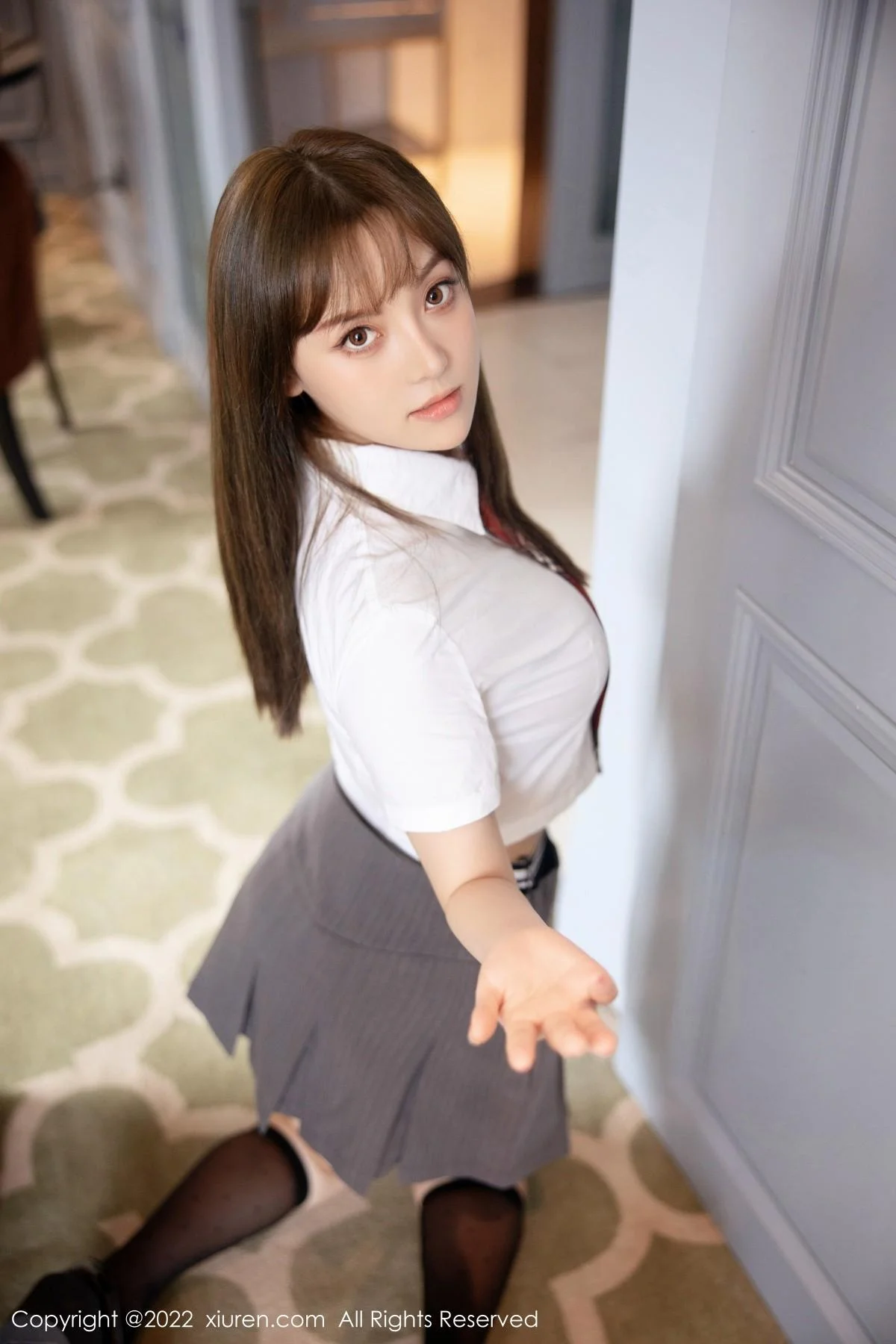 豆瓣酱性感白T配灰短裙半脱露性感内衣秀丰满身材绝美写真 第 5 张