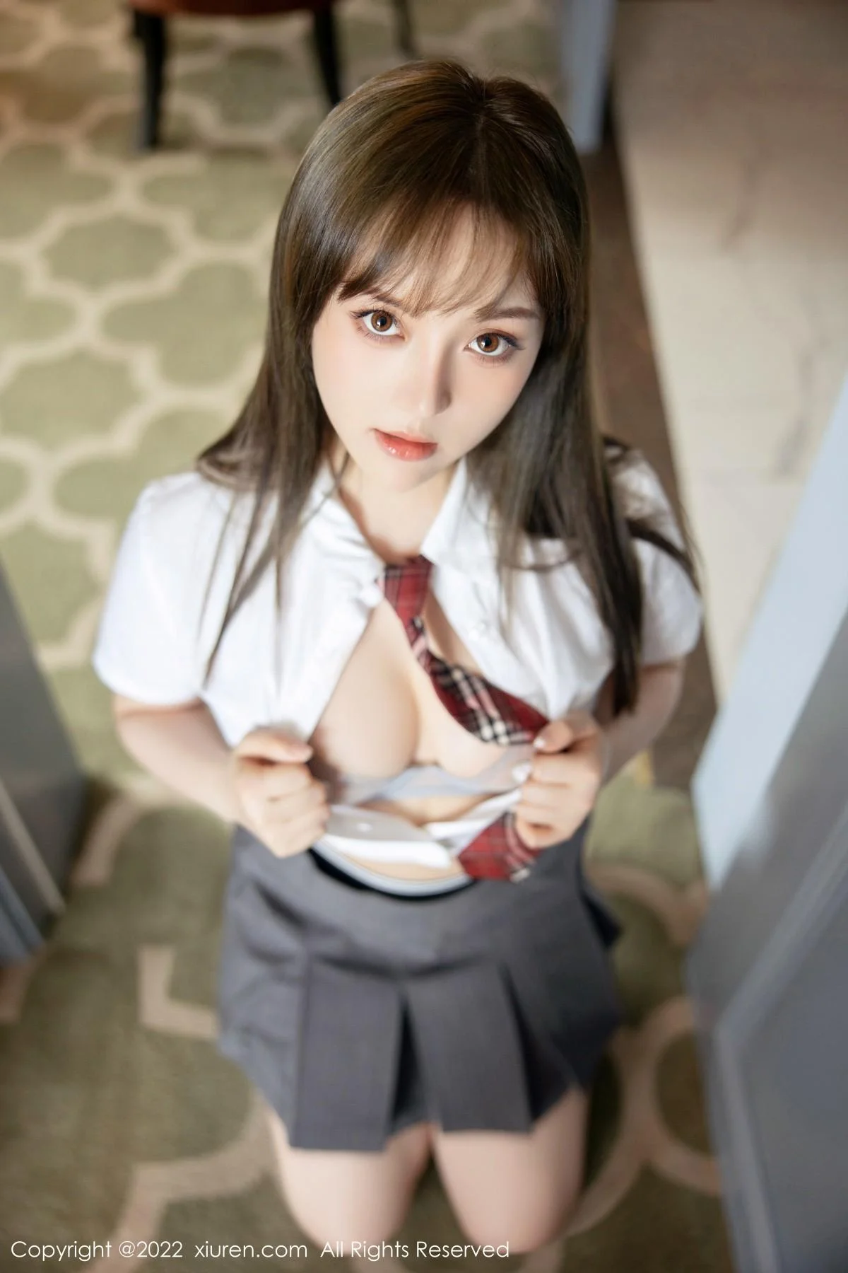 豆瓣酱性感白T配灰短裙半脱露性感内衣秀丰满身材绝美写真 第 9 张