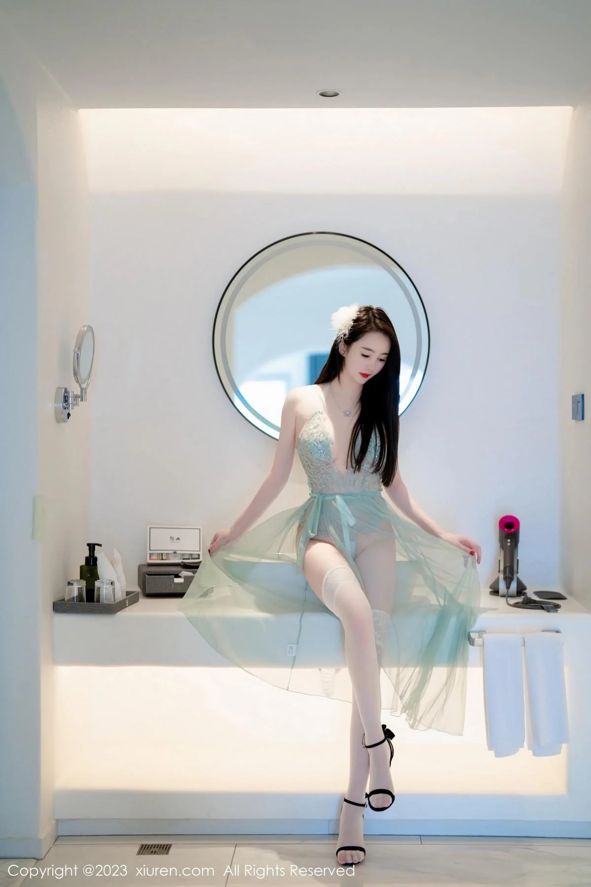 Summer宝宝浅绿灰色轻透蕾丝连衣长裙秀曼妙身姿绝美写真 第 12 张