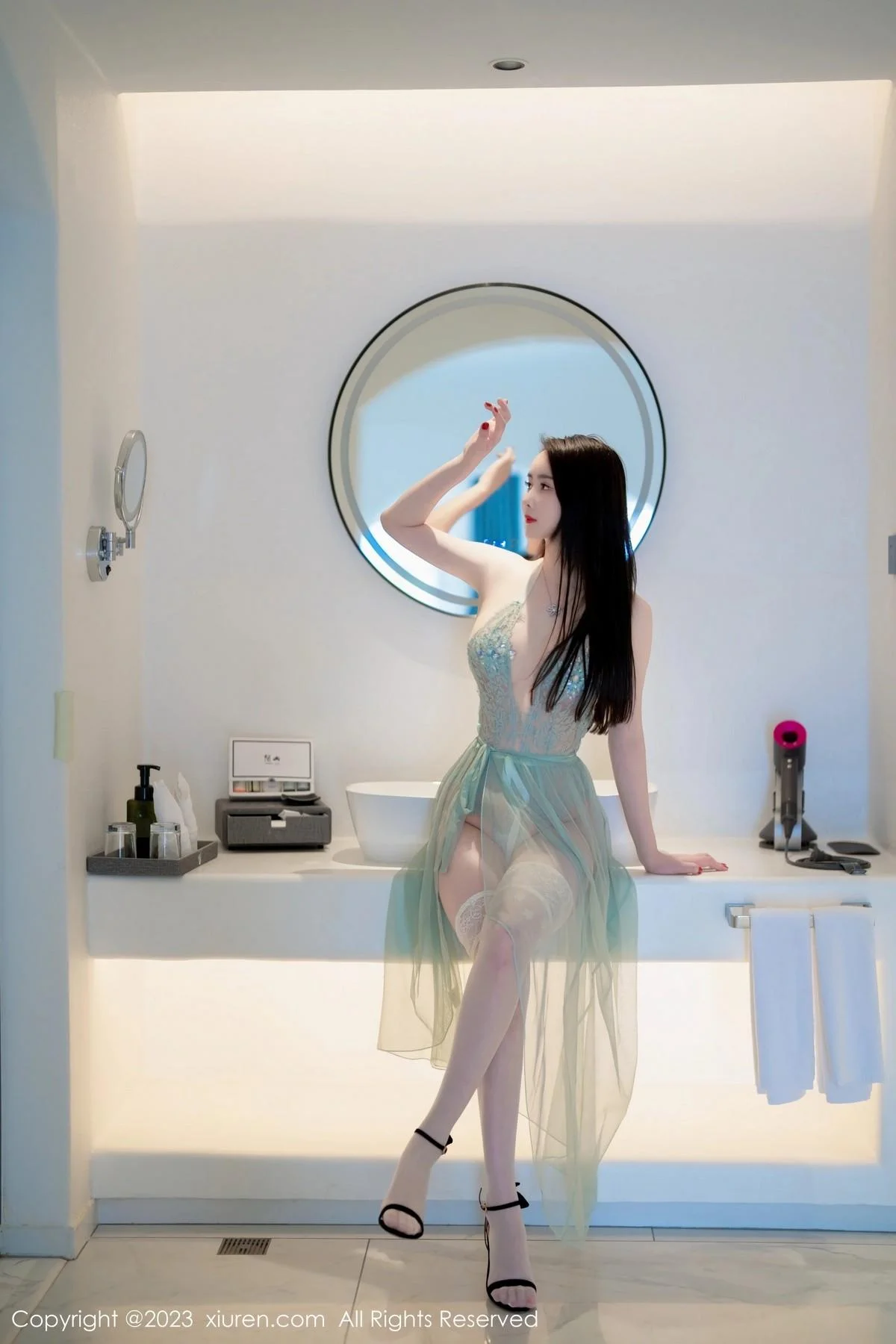 Summer宝宝浅绿灰色轻透蕾丝连衣长裙秀曼妙身姿绝美写真 第 13 张