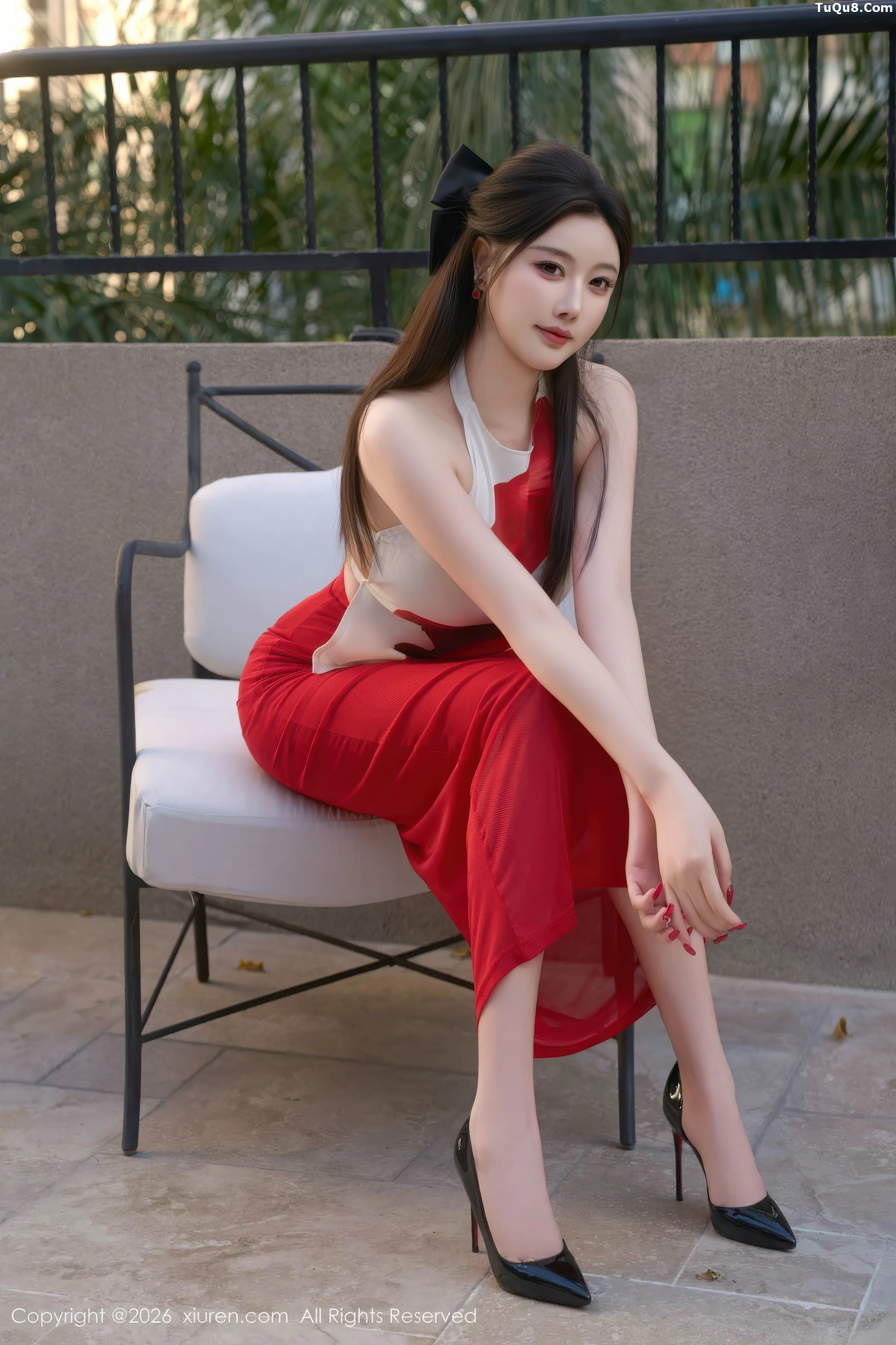 杨晨晨.性感红色长裙+黑色连体衣秀丰腴身材惹火绝美写真 第 1 张