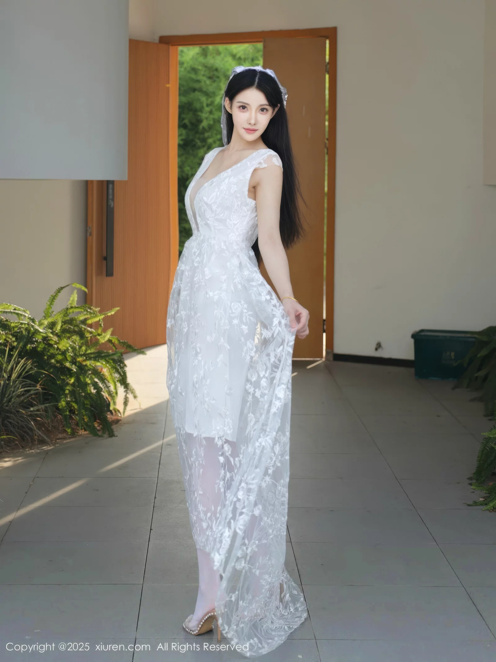 梨霜儿性感低胸白色婚纱配白色丝袜秀丰腴身材完美绝美写真 第 10 张