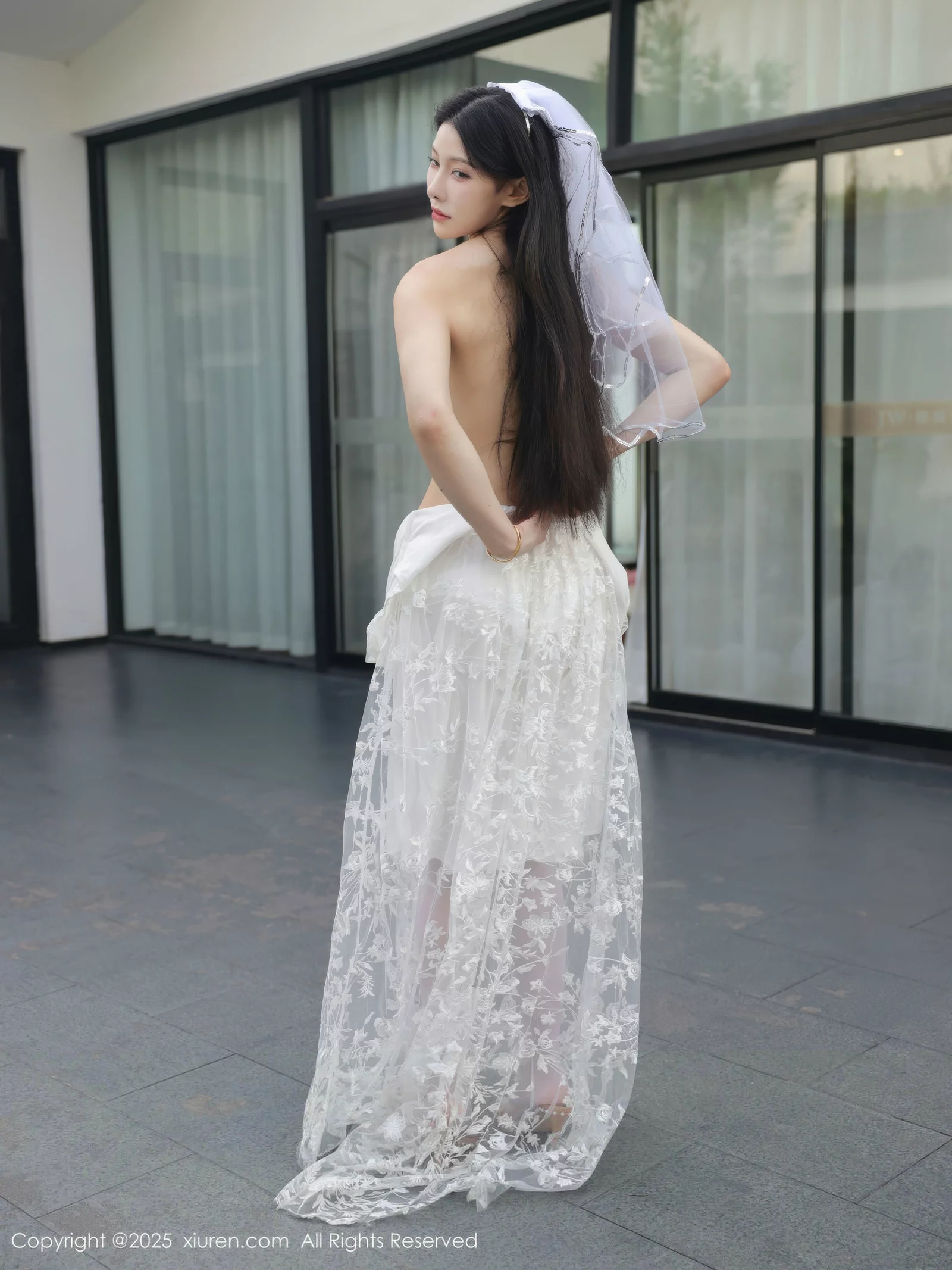 梨霜儿性感低胸白色婚纱配白色丝袜秀丰腴身材完美绝美写真 第 101 张