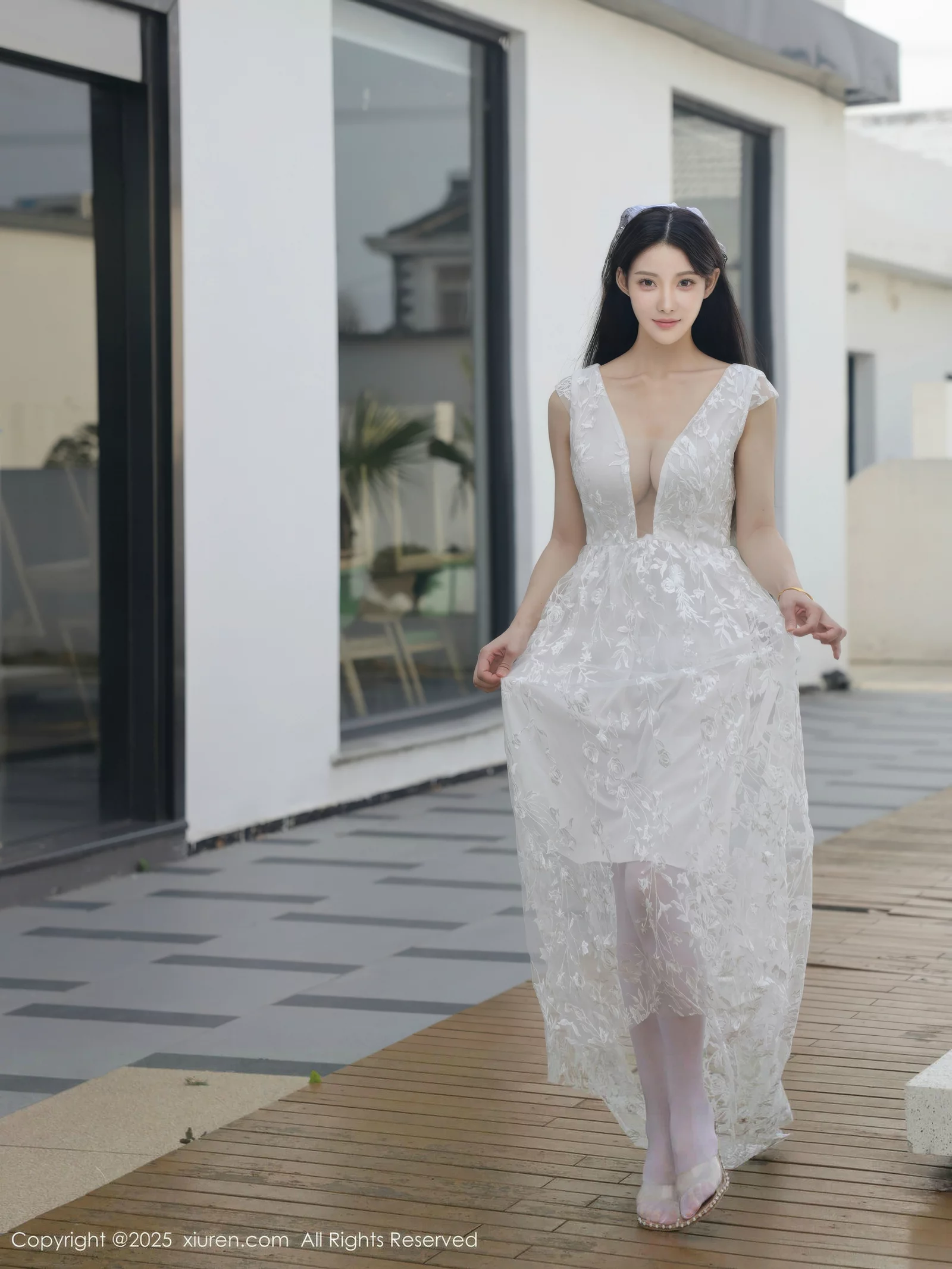 梨霜儿性感低胸白色婚纱配白色丝袜秀丰腴身材完美绝美写真 第 12 张