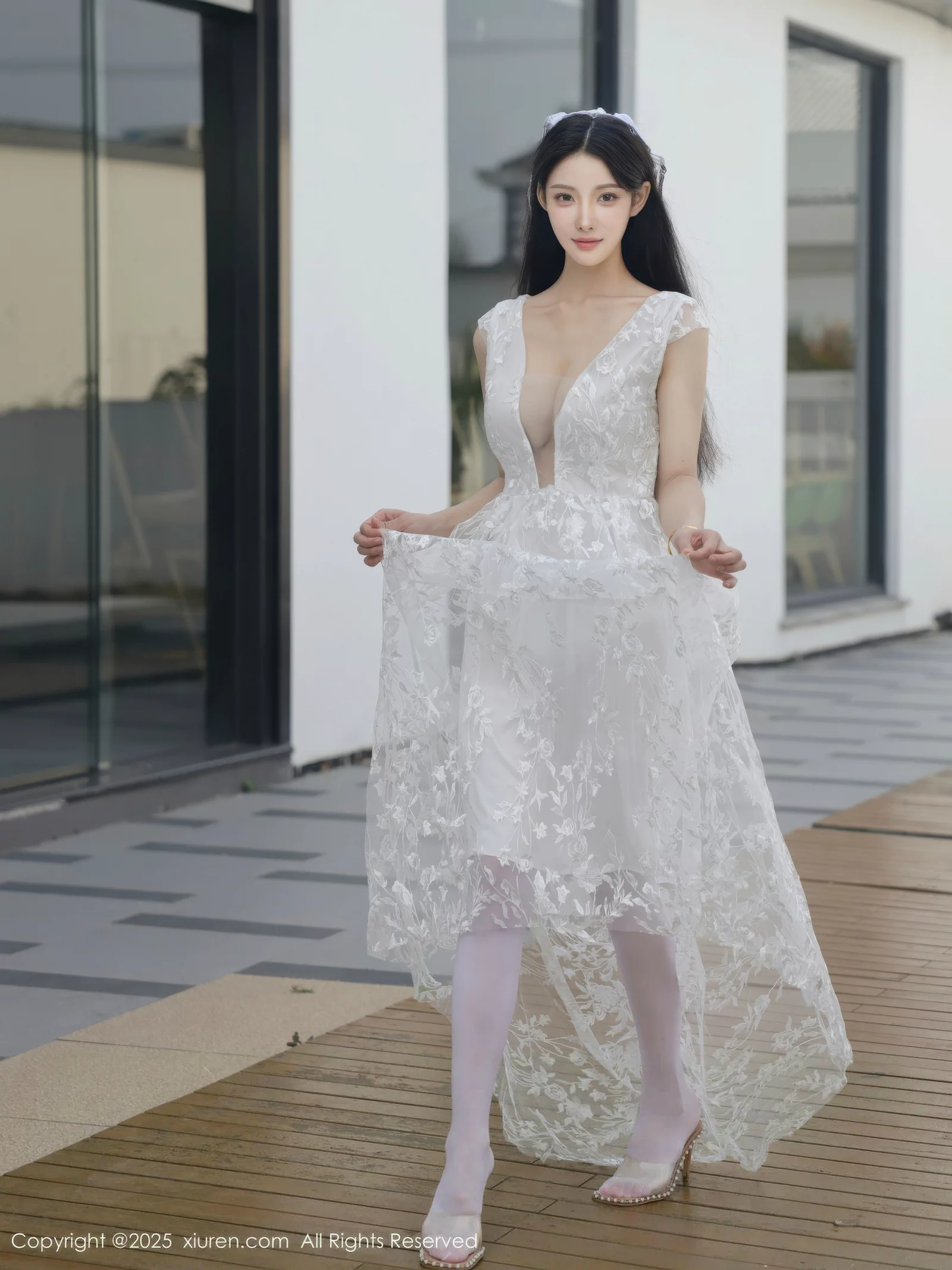 梨霜儿性感低胸白色婚纱配白色丝袜秀丰腴身材完美绝美写真 第 14 张