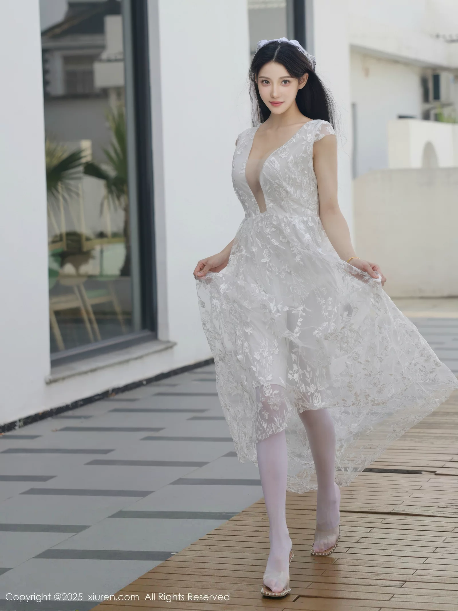 梨霜儿性感低胸白色婚纱配白色丝袜秀丰腴身材完美绝美写真 第 15 张