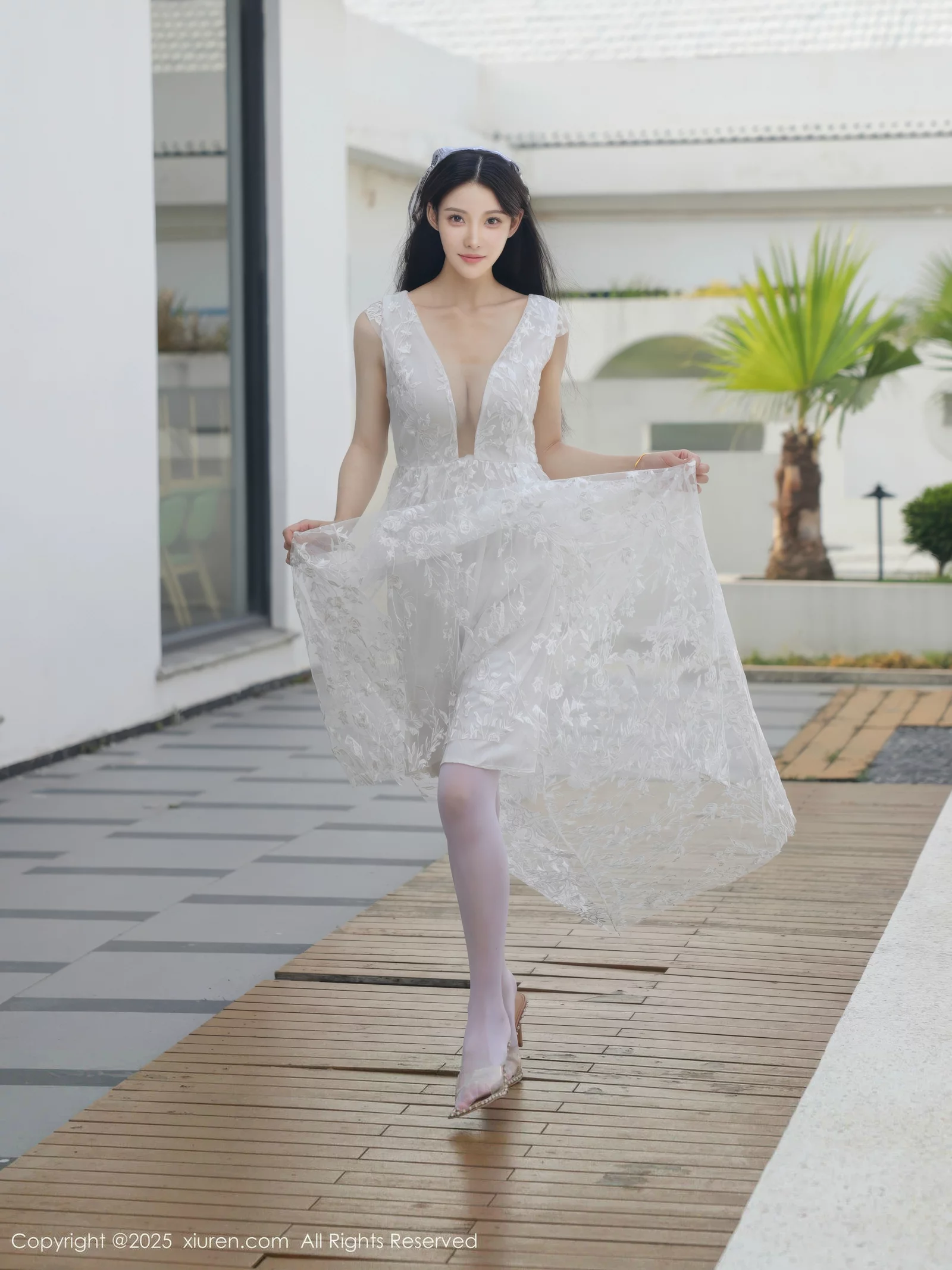 梨霜儿性感低胸白色婚纱配白色丝袜秀丰腴身材完美绝美写真 第 17 张