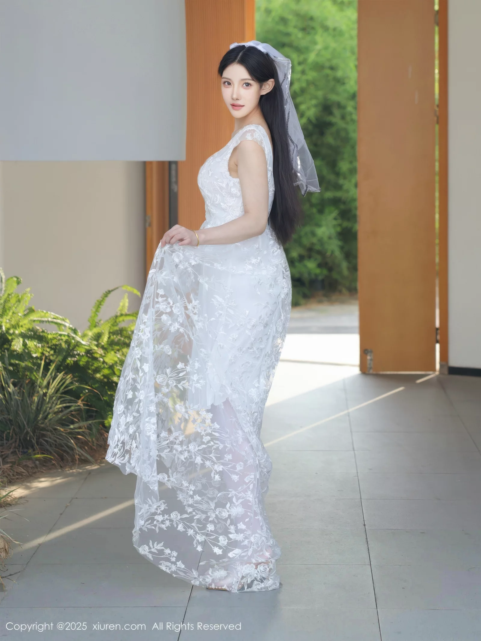 梨霜儿性感低胸白色婚纱配白色丝袜秀丰腴身材完美绝美写真 第 2 张