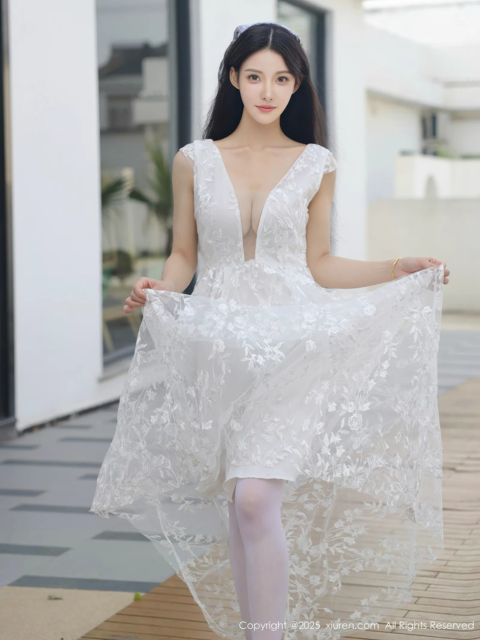 梨霜儿性感低胸白色婚纱配白色丝袜秀丰腴身材完美绝美写真 第 20 张