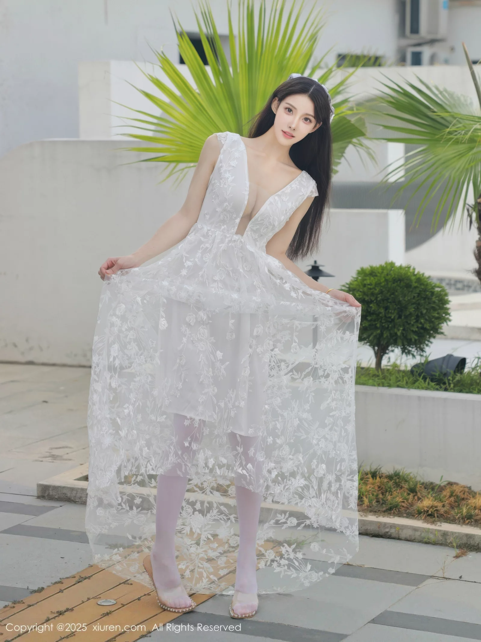 梨霜儿性感低胸白色婚纱配白色丝袜秀丰腴身材完美绝美写真 第 21 张