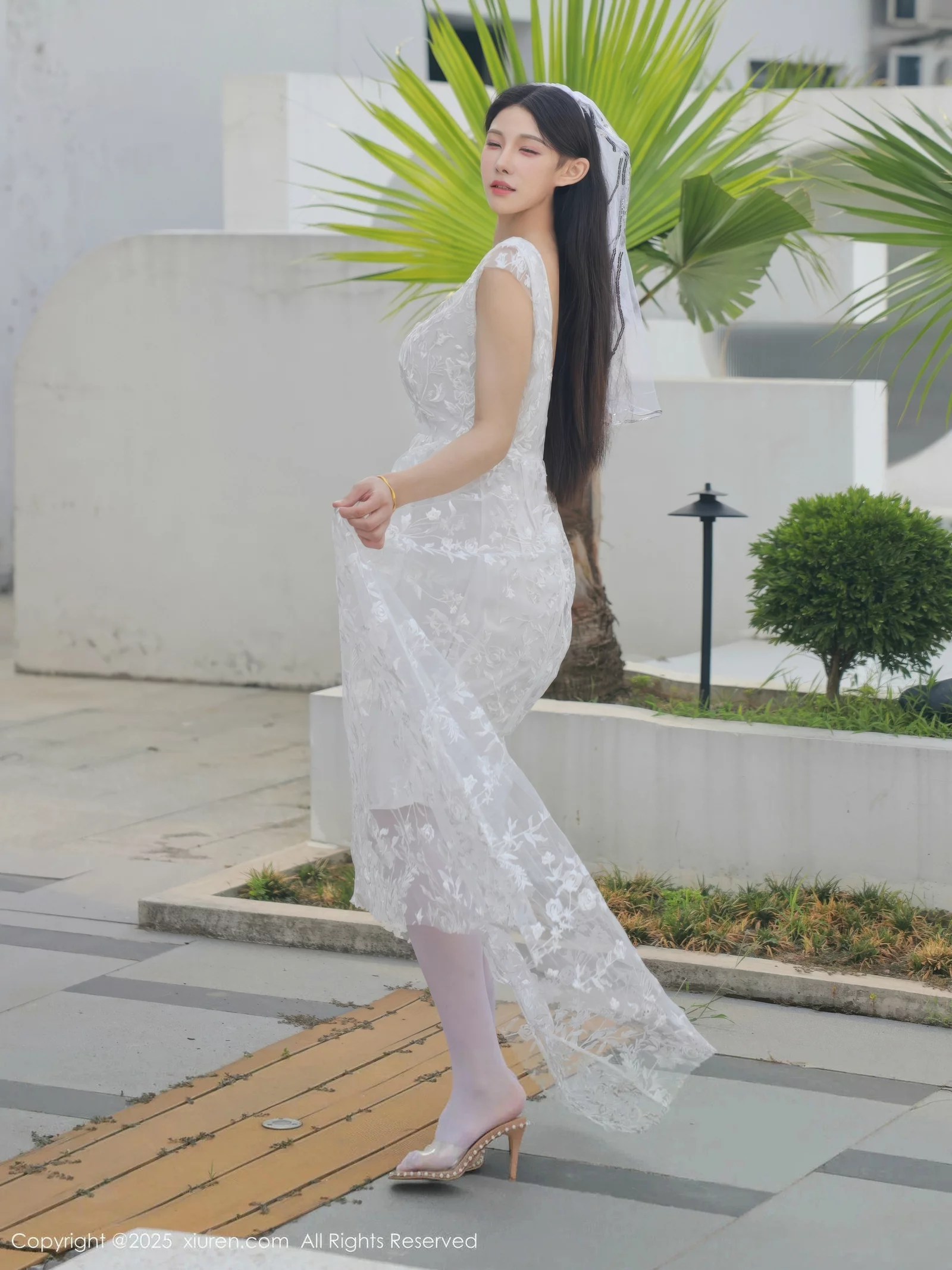 梨霜儿性感低胸白色婚纱配白色丝袜秀丰腴身材完美绝美写真 第 24 张