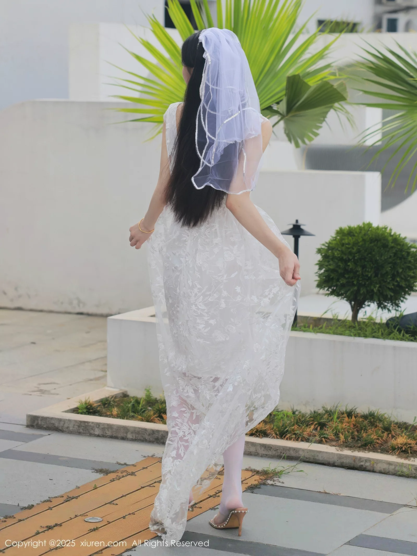 梨霜儿性感低胸白色婚纱配白色丝袜秀丰腴身材完美绝美写真 第 26 张