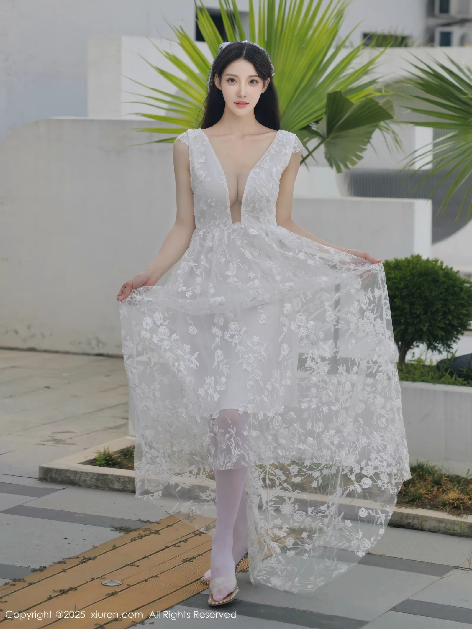 梨霜儿性感低胸白色婚纱配白色丝袜秀丰腴身材完美绝美写真 第 27 张