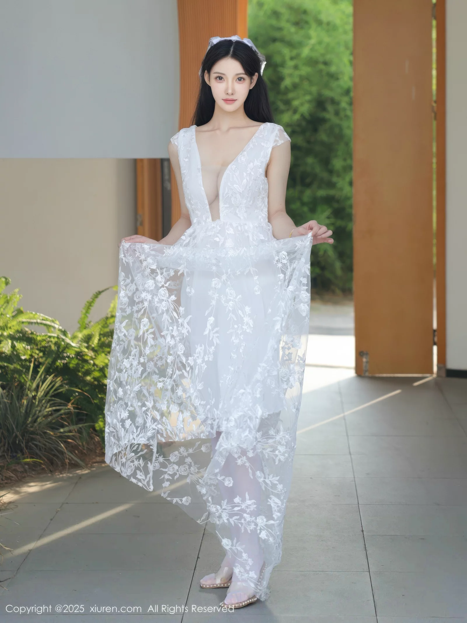 梨霜儿性感低胸白色婚纱配白色丝袜秀丰腴身材完美绝美写真 第 3 张