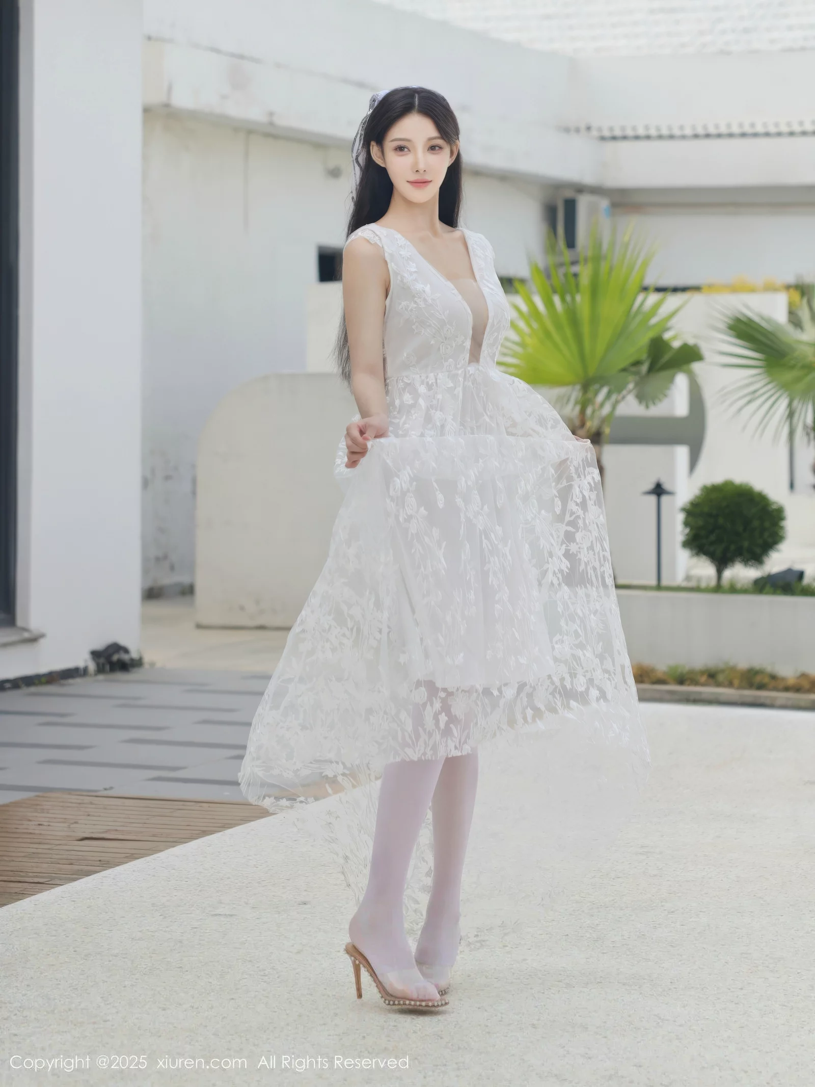 梨霜儿性感低胸白色婚纱配白色丝袜秀丰腴身材完美绝美写真 第 32 张