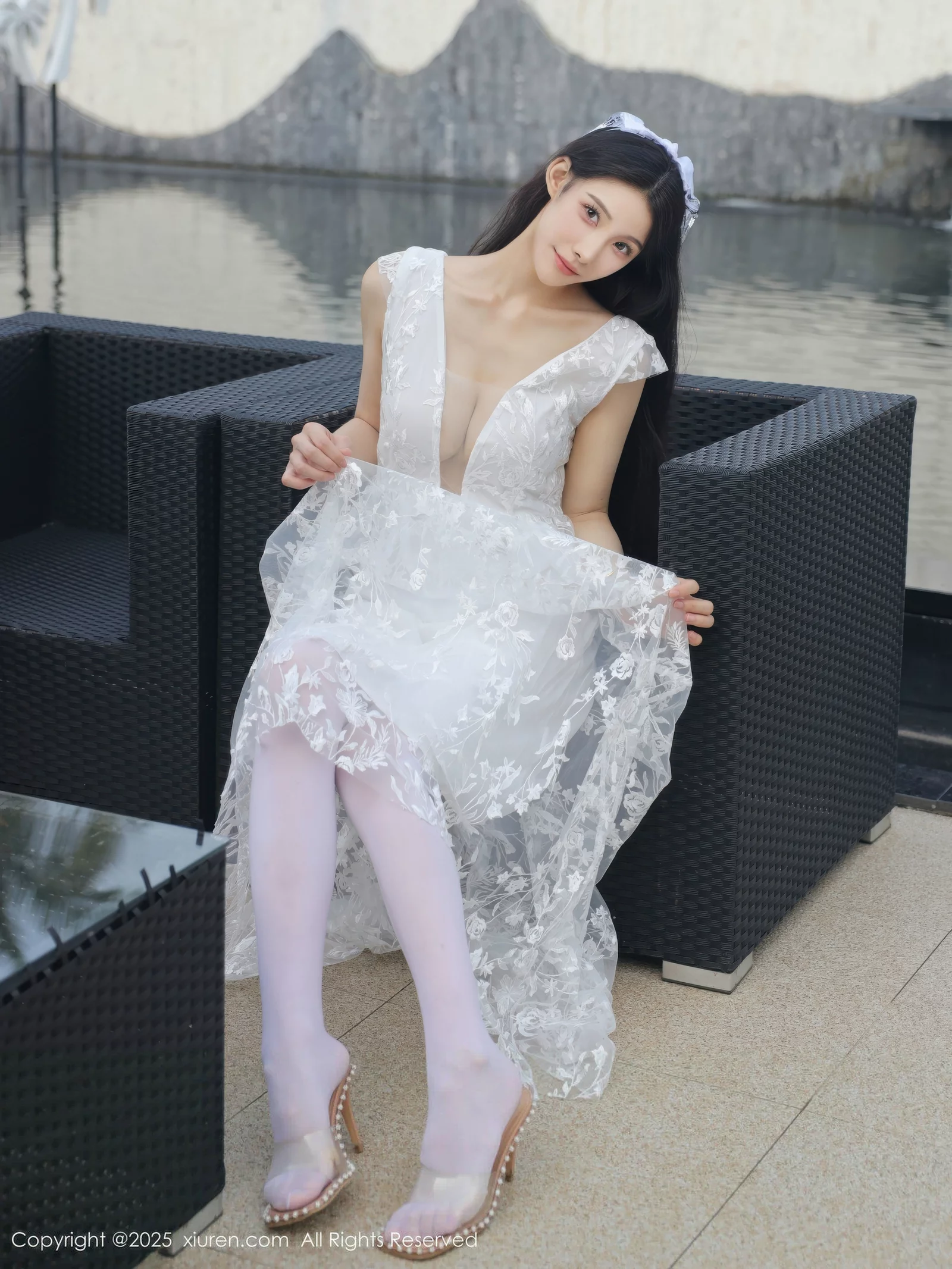 梨霜儿性感低胸白色婚纱配白色丝袜秀丰腴身材完美绝美写真 第 38 张