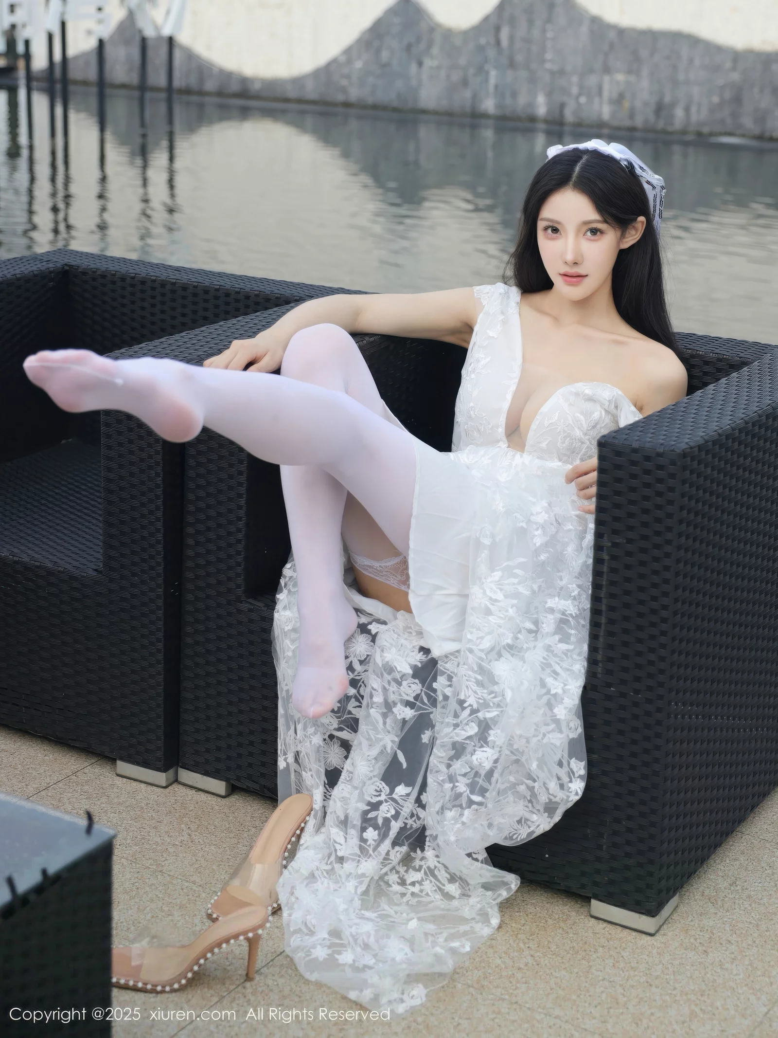 梨霜儿性感低胸白色婚纱配白色丝袜秀丰腴身材完美绝美写真 第 47 张
