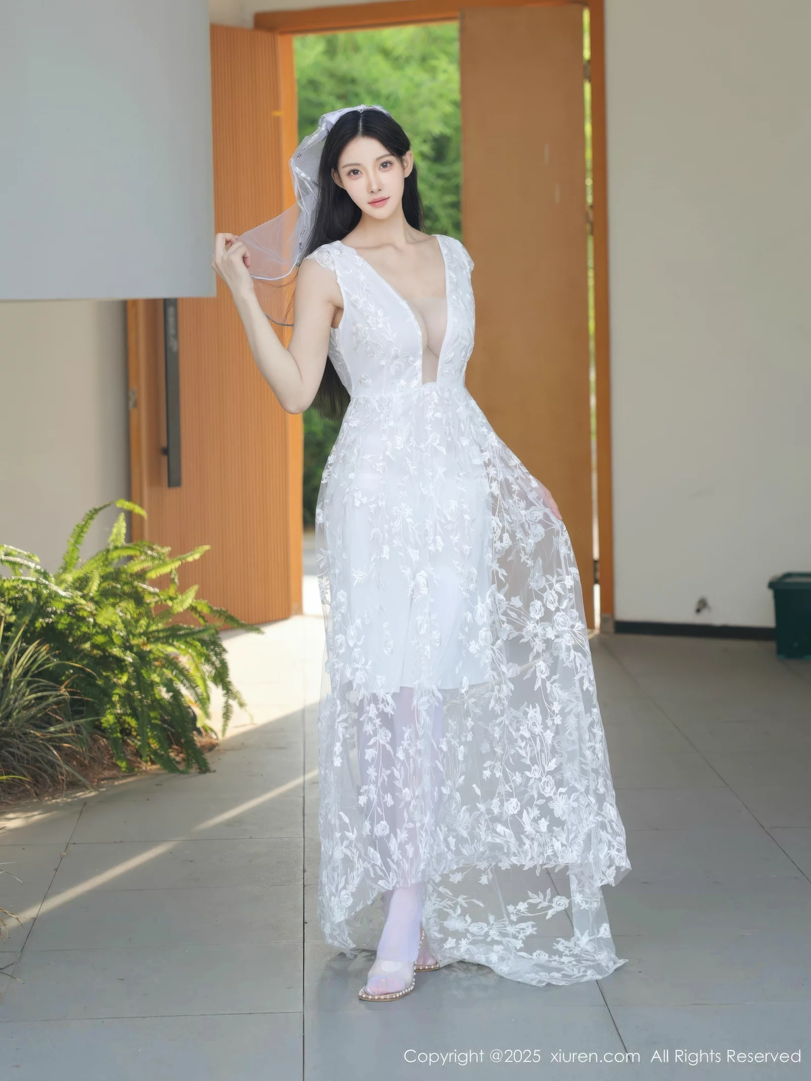 梨霜儿性感低胸白色婚纱配白色丝袜秀丰腴身材完美绝美写真 第 5 张