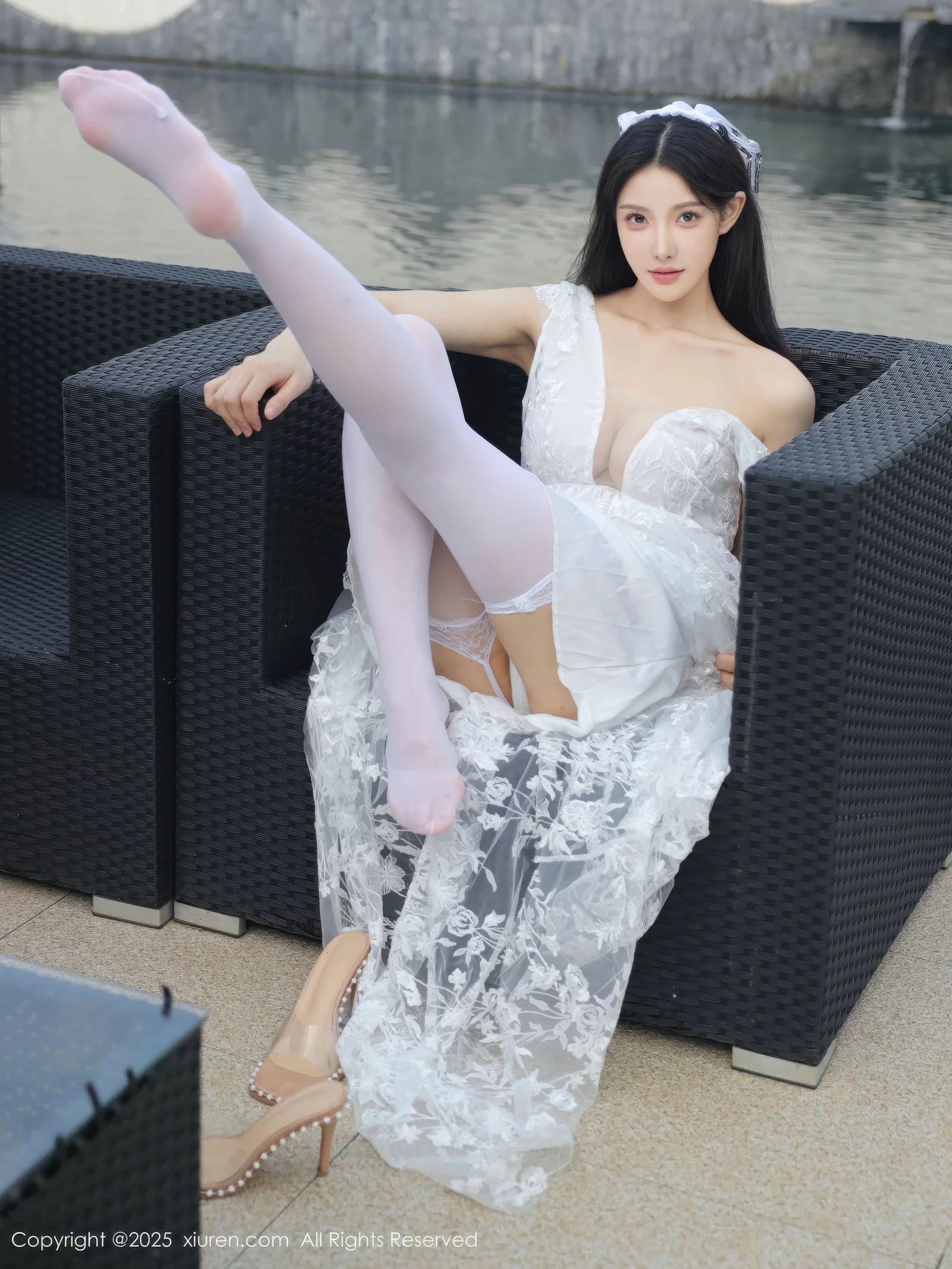 梨霜儿性感低胸白色婚纱配白色丝袜秀丰腴身材完美绝美写真 第 50 张