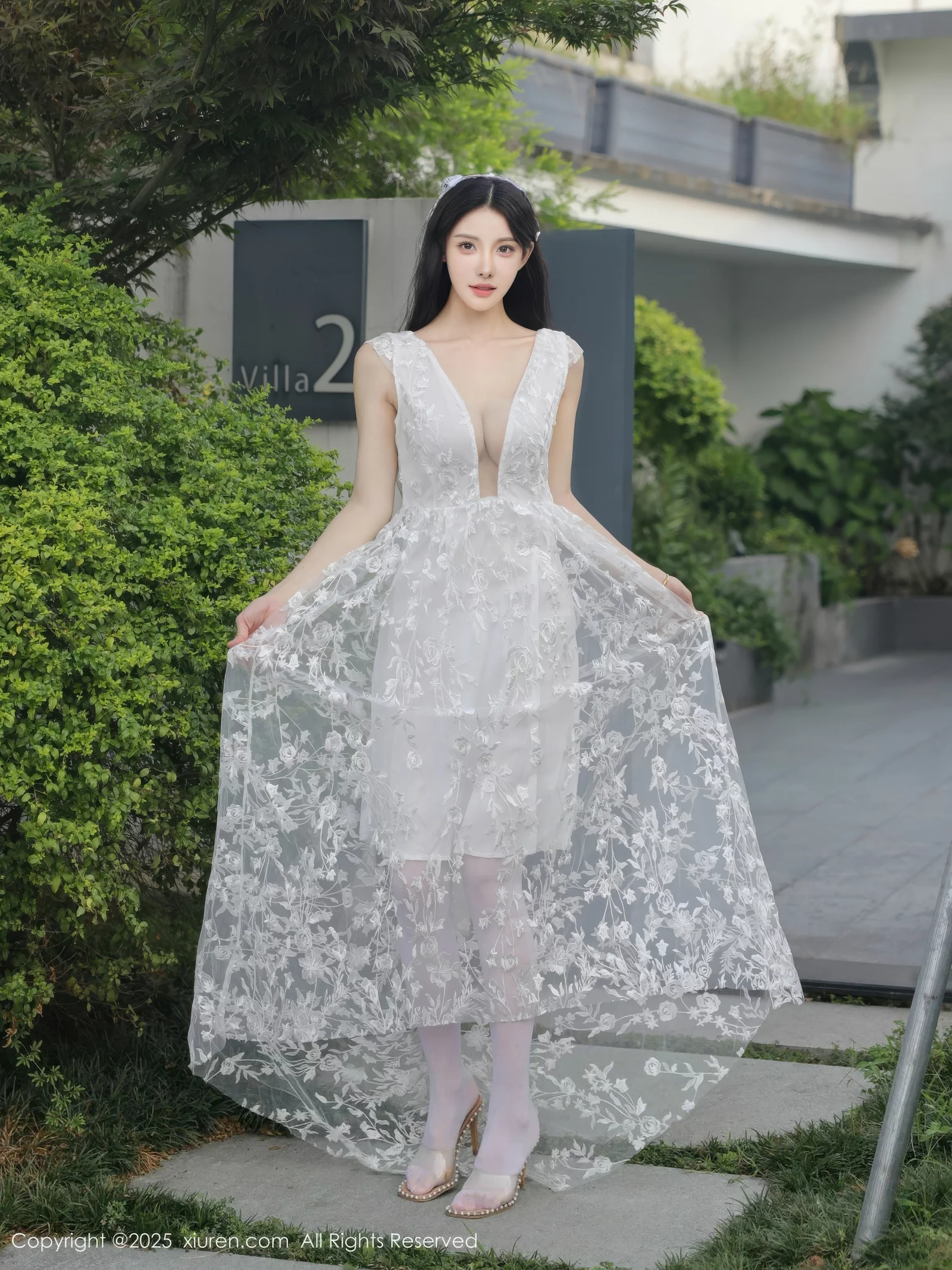 梨霜儿性感低胸白色婚纱配白色丝袜秀丰腴身材完美绝美写真 第 52 张