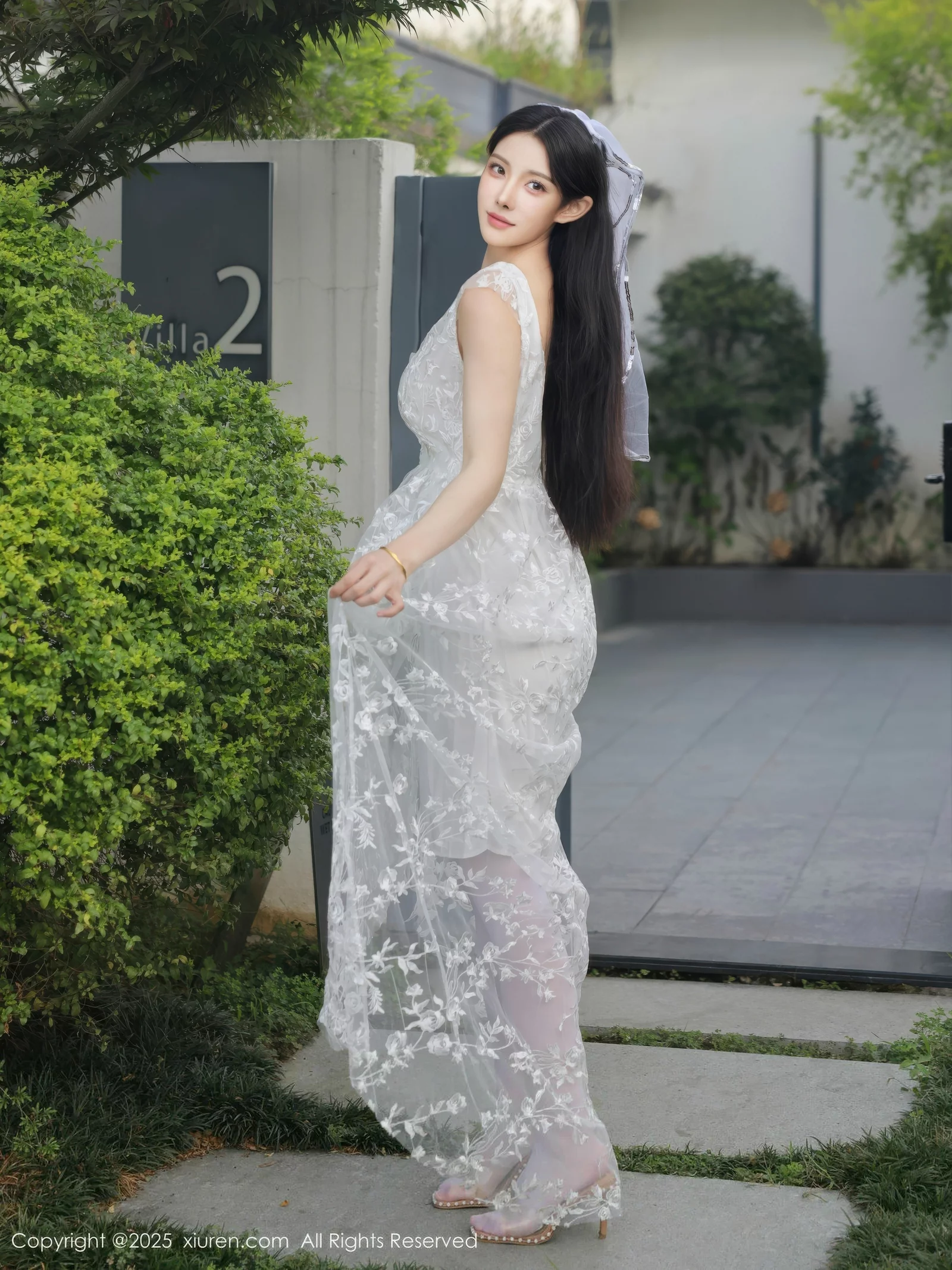 梨霜儿性感低胸白色婚纱配白色丝袜秀丰腴身材完美绝美写真 第 57 张