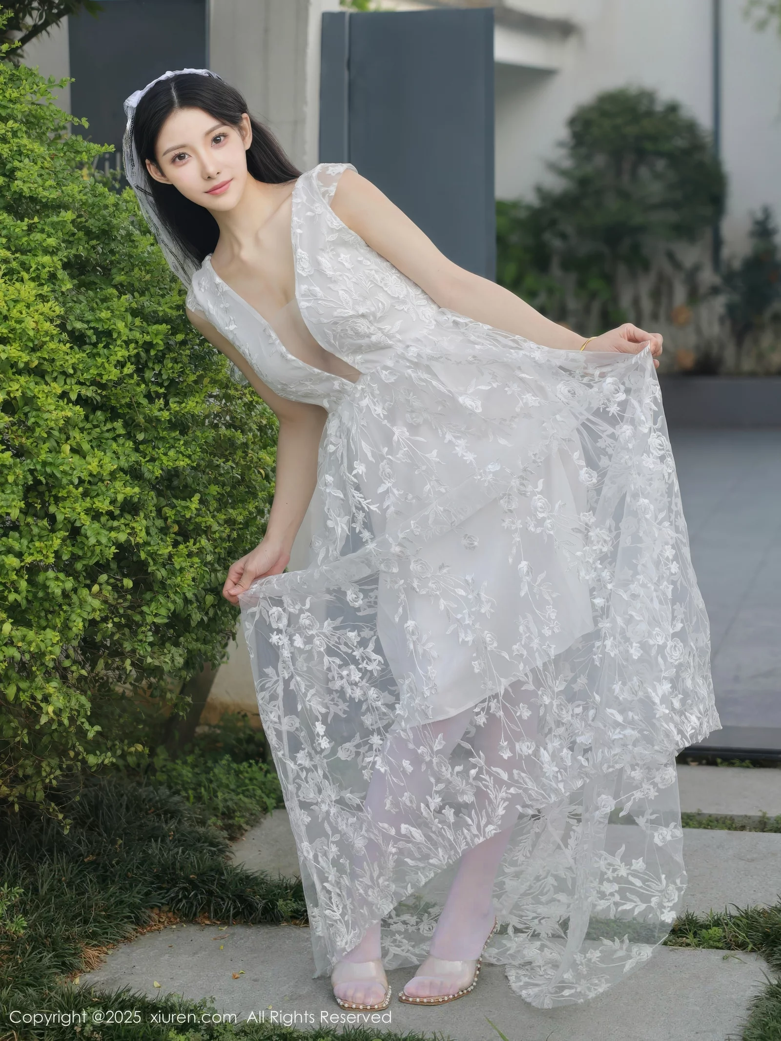 梨霜儿性感低胸白色婚纱配白色丝袜秀丰腴身材完美绝美写真 第 59 张