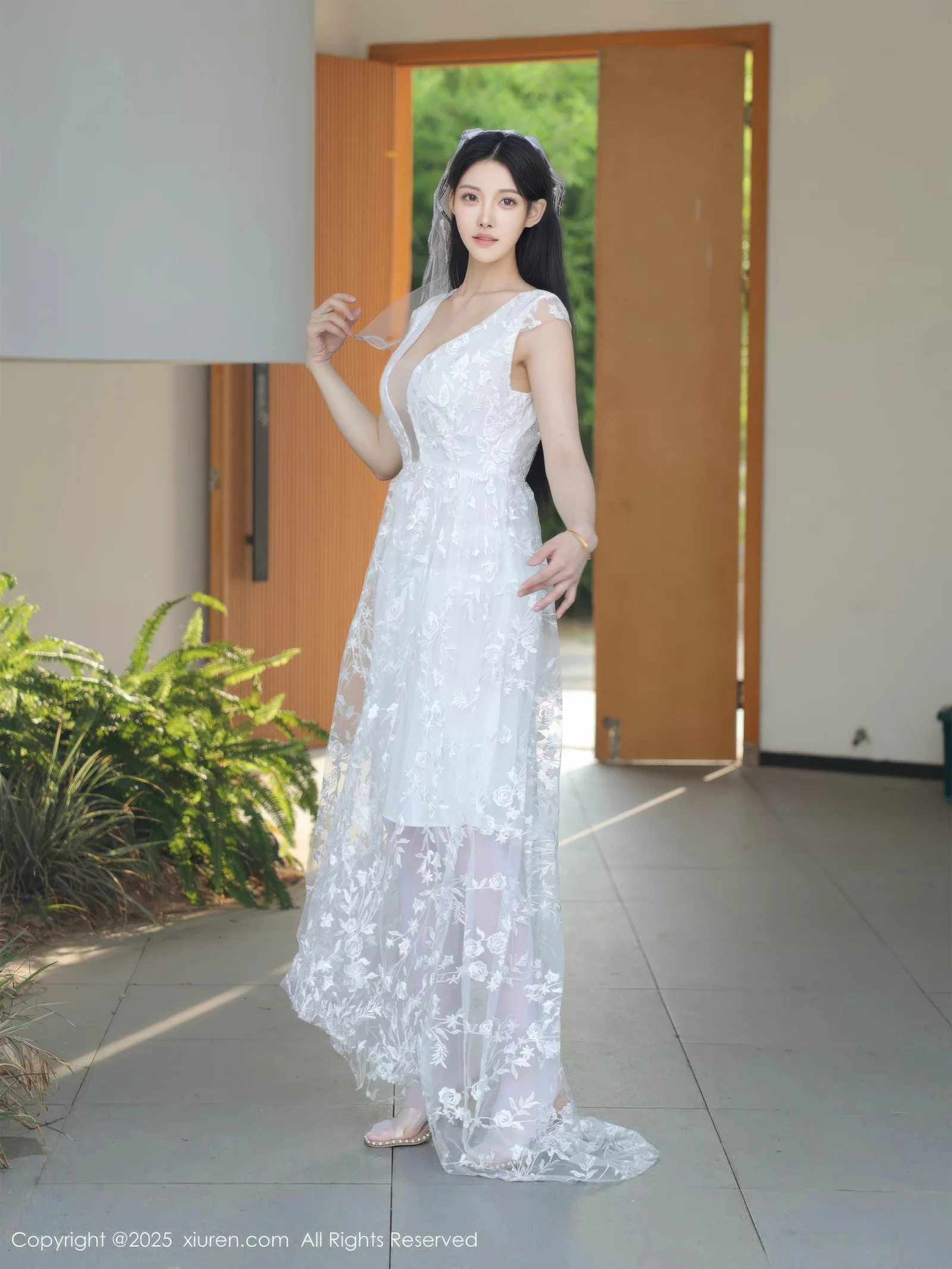 梨霜儿性感低胸白色婚纱配白色丝袜秀丰腴身材完美绝美写真 第 7 张