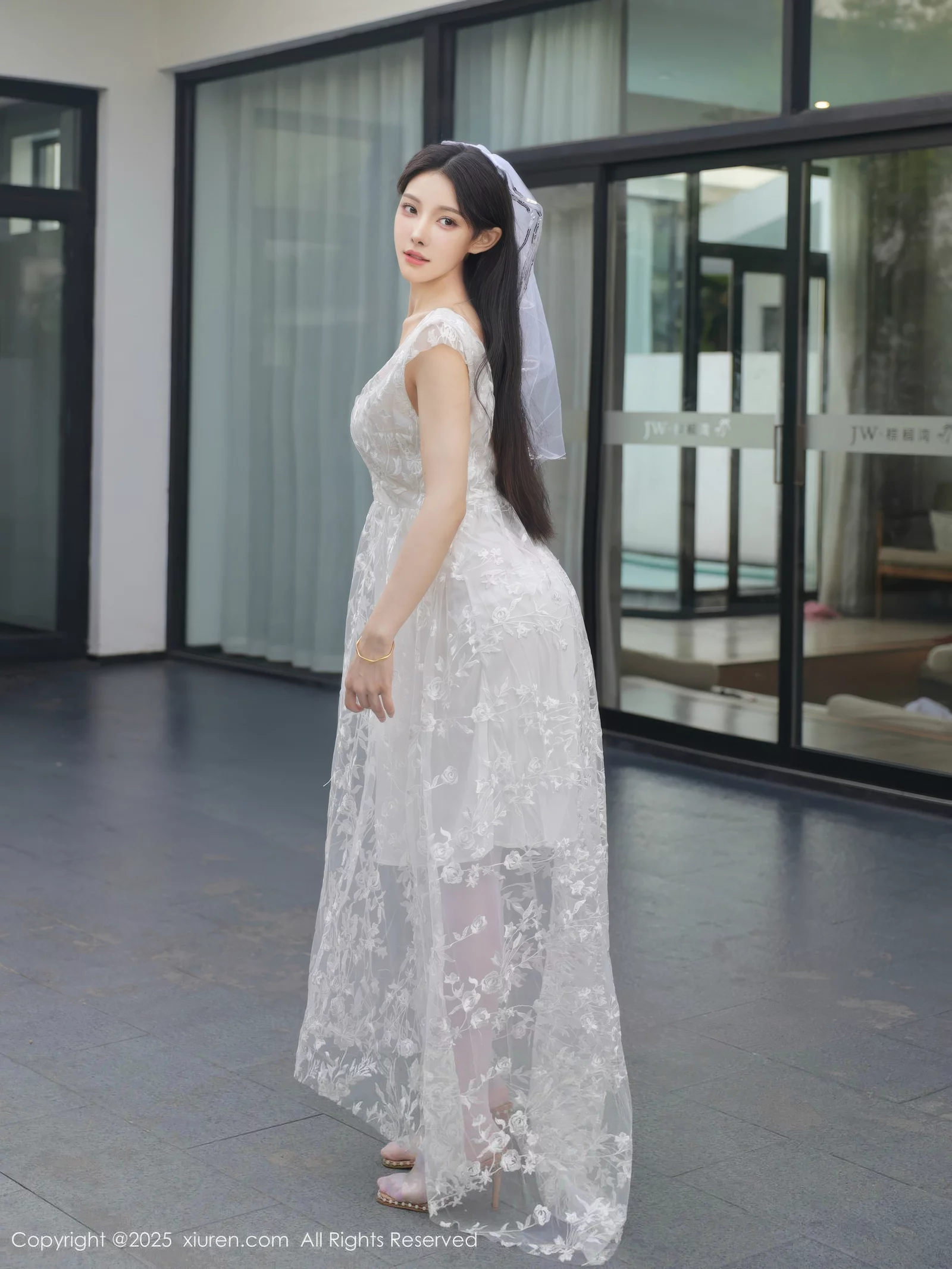 梨霜儿性感低胸白色婚纱配白色丝袜秀丰腴身材完美绝美写真 第 70 张